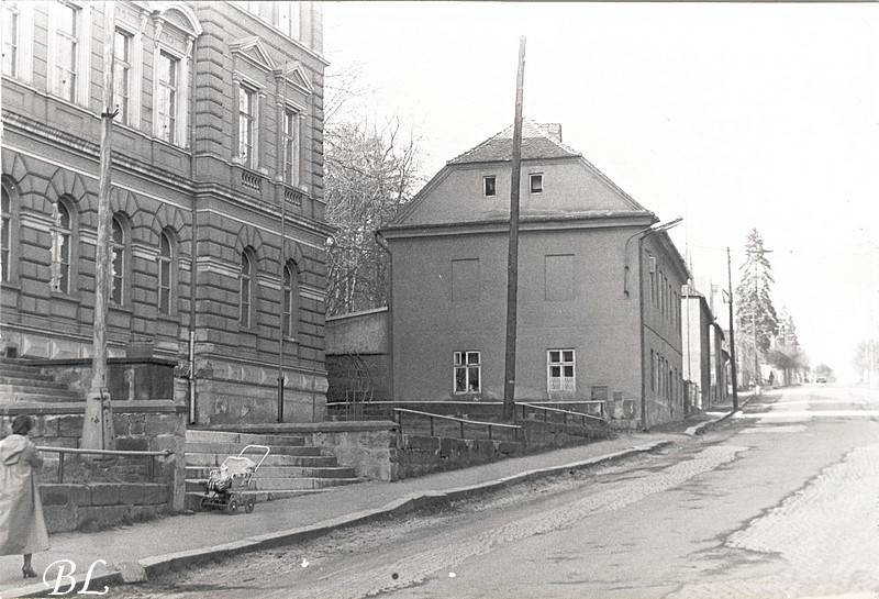 Obyčejná momentka z jara 1980 na třídě Vítězství. Přeci jen jsme se za těch 45 let posunuli, ale rezervy jsou. Před budovou školy je džungle nekontrolovatelně rostlé zeleně a budova samotná chátrá bez využití. Pro úplnost nutno dodat, že budova je majetkem Libereckého kraje. V této souvislosti se nabízí otázka, zda systém samospráv je správně nastaven a kraje nejsou zbytečným umělým článkem, který je pro některé záležitosti jako tato příliš velký a na jiné moc malý. Třeba jako doprava. (zdroj:Českolipské obrázky) (dnes Mariánská ulice - Palackého náměstí)