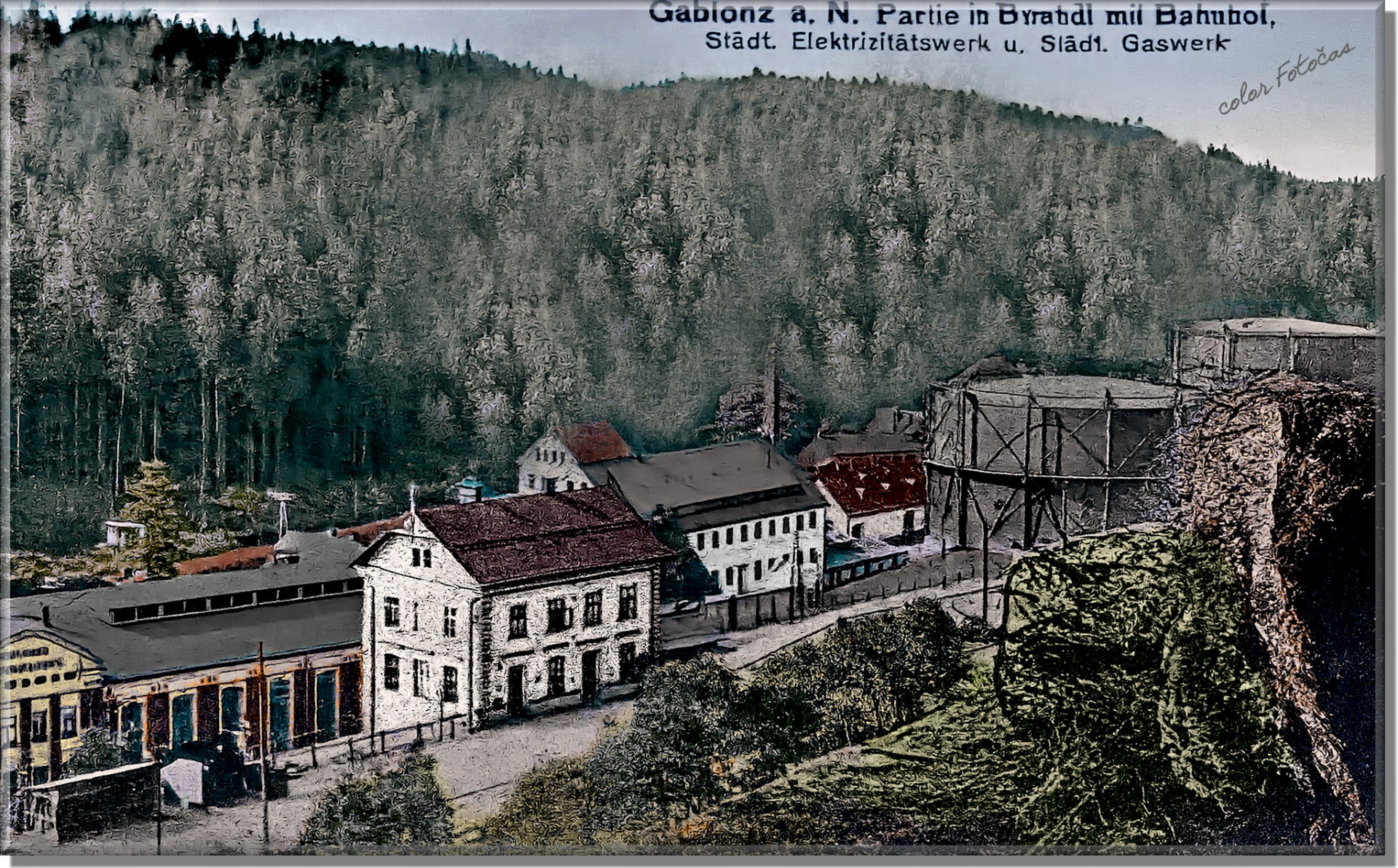 Brandl – elektrárna, plynárna a dolní nádraží. ..................................... V letech 1910–1911 došlo k výraznému rozšíření místní plynárny, která hrála klíčovou roli v zásobování oblasti energií. Roku 1923 následovala rozsáhlá přestavba a modernizace zařízení, jež reflektovala rostoucí potřeby města i technický pokrok. V roce 1925 byl plyn zaveden do sousedních Lučan, čímž se síť rozšířila za hranice Brandlu a přispěla k rozvoji širšího regionu.  color Fotočas