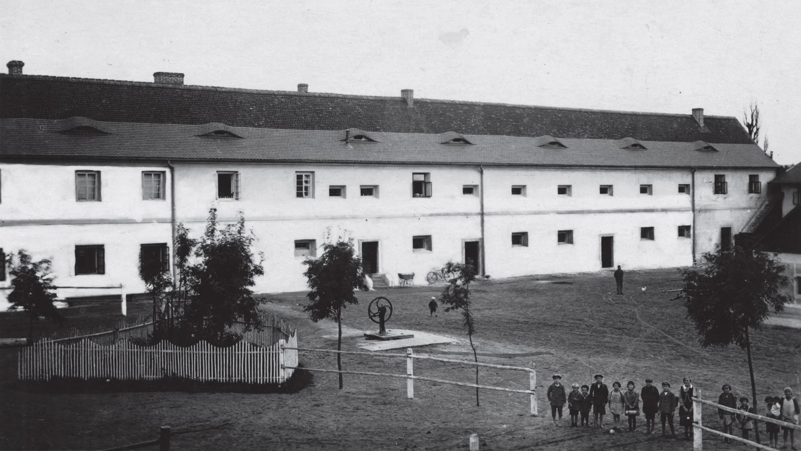 Hlavní budova a nádvoří hřebčína Nový Dvůr, 1930