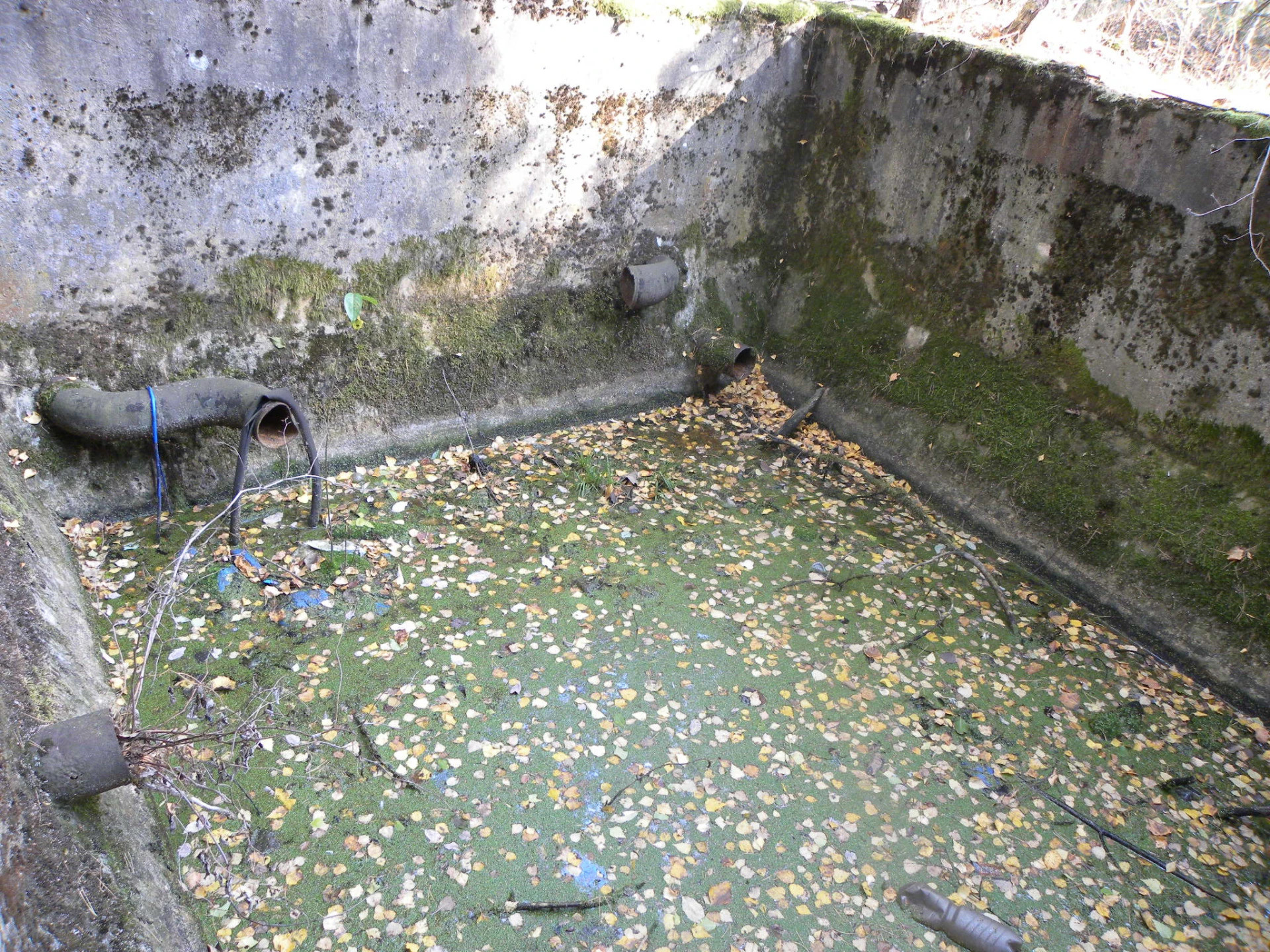 Zbytky po stavbách v areálu