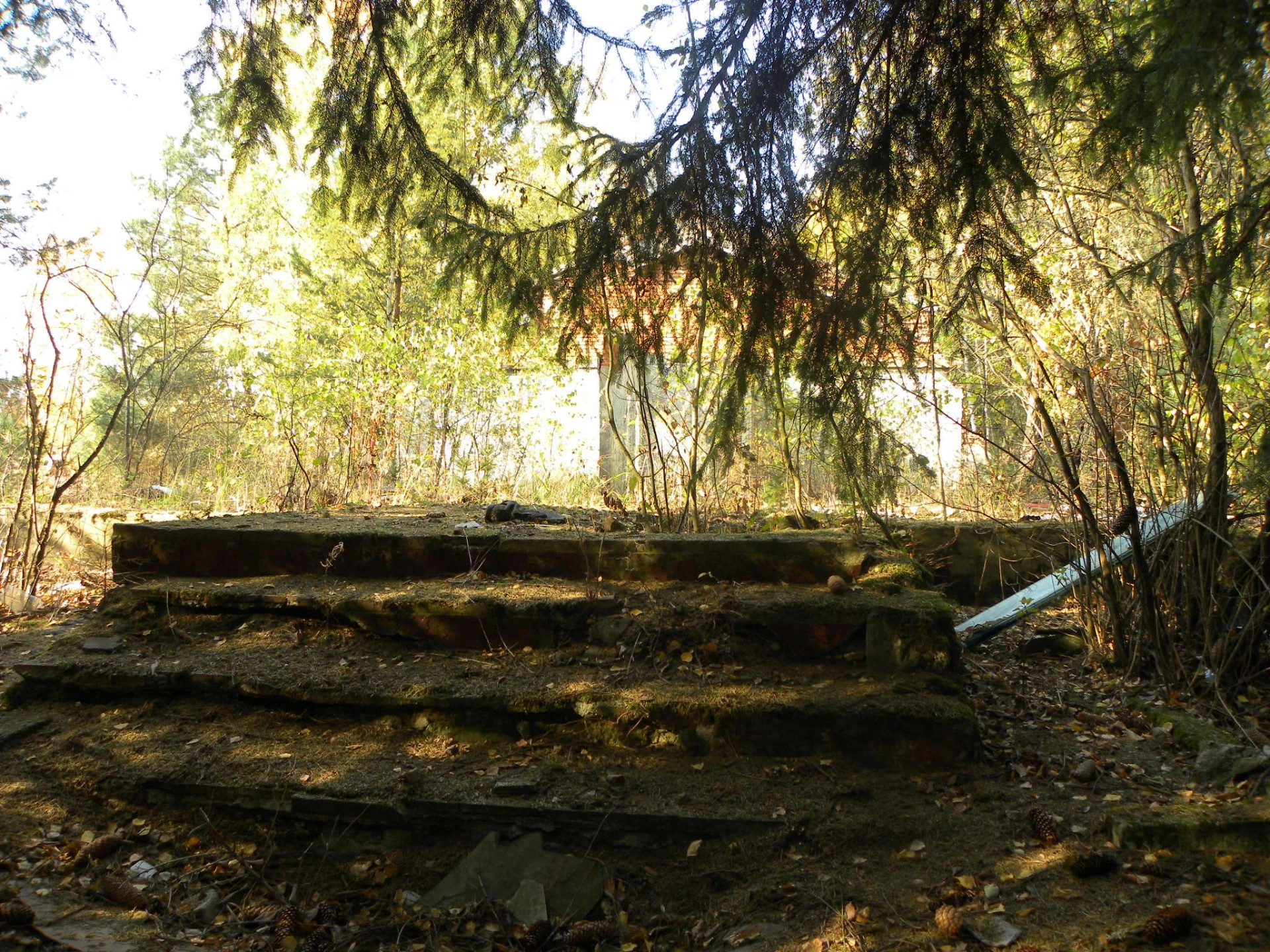 Na starých základech stály vojenské stavby, i z těch jsou dnes ruiny