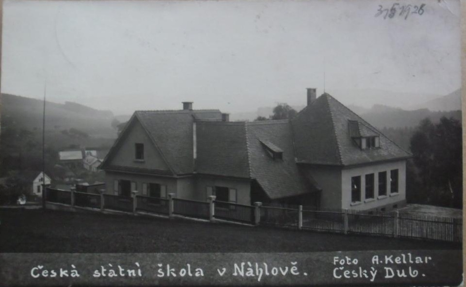 V Náhlově (okres Liberec) existovala česká státní obecní a měšťanská škola, která se otevřela v roce 1929 a přitahovala i děti z okolních obcí, a vedle ní stála i německá škola.