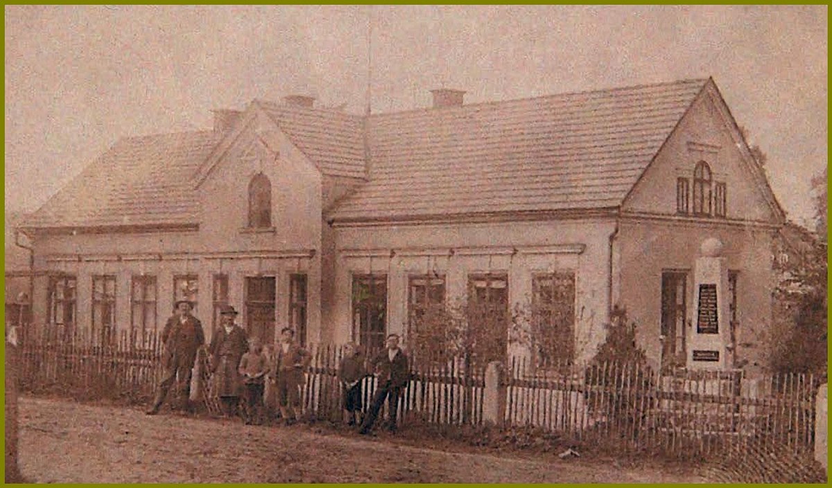 Budova sloužila až do konce druhé světové války jako škola. Poté se využívala k bydlení, později v ní sídlila prodejna smíšeného zboží a tělocvična. Po sametové revoluci prodejna zanikla. Autor: Archiv Má vlast cestami proměn