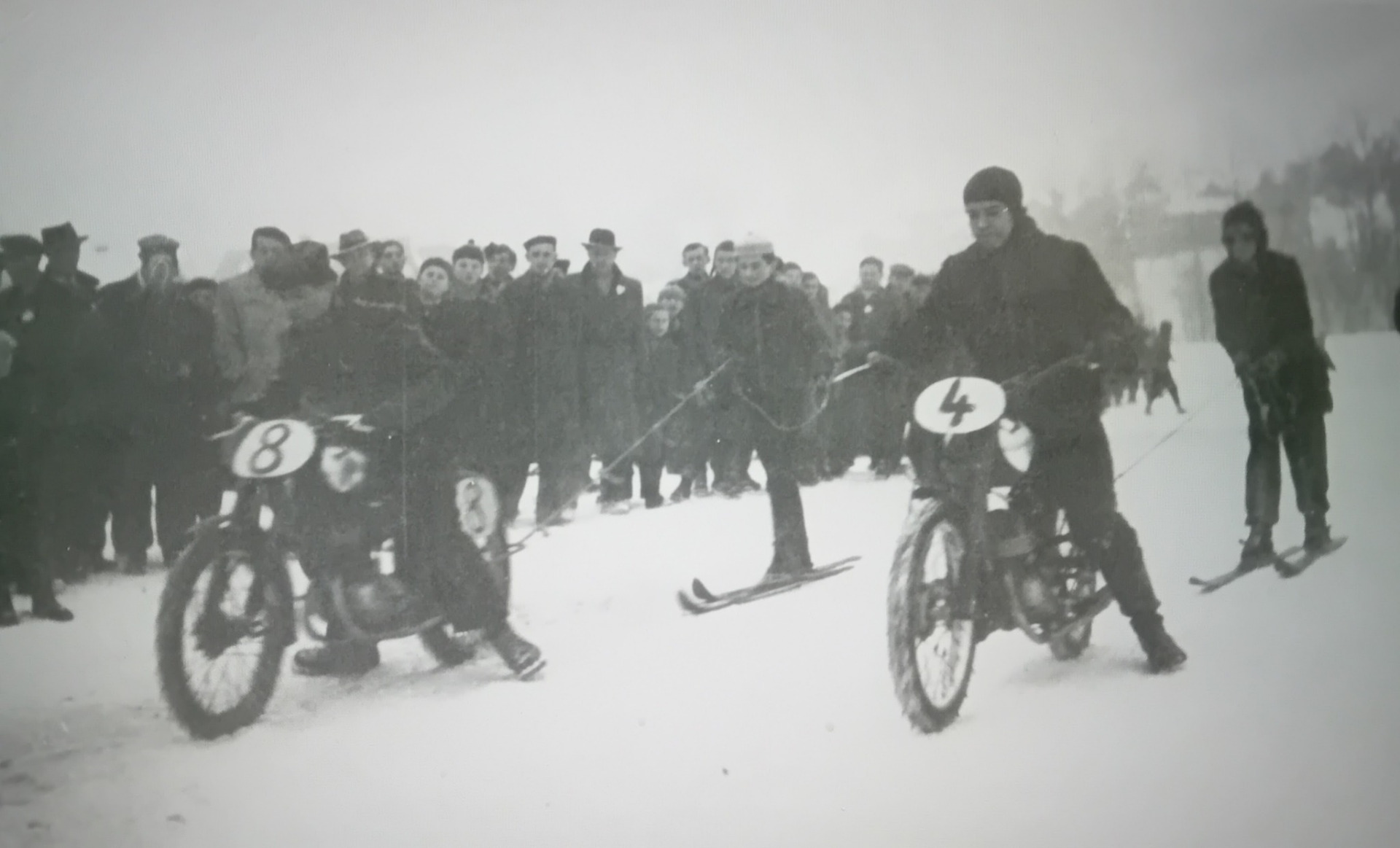 Pravděpodobně místo startu na Křapkově louce , motocykl č. 8 řídí tatínek Míly Jedličky ...