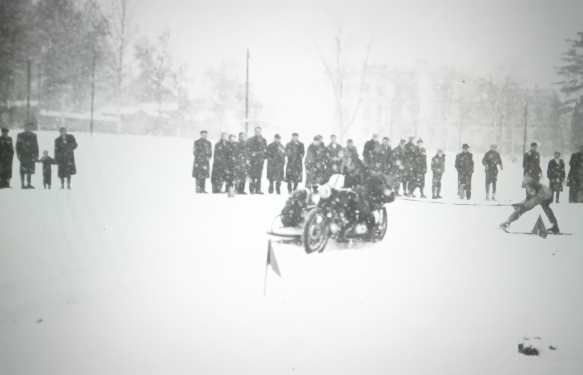 Pasáž ze závodu , pan Jedlička st. v záhybu tratě - v dálce hlavní budova ředitelství textilní továrny v Řekách ... vlevo za továrním náhonem teď už bývalý tovární hotel " Iserthal " pod parkem ...