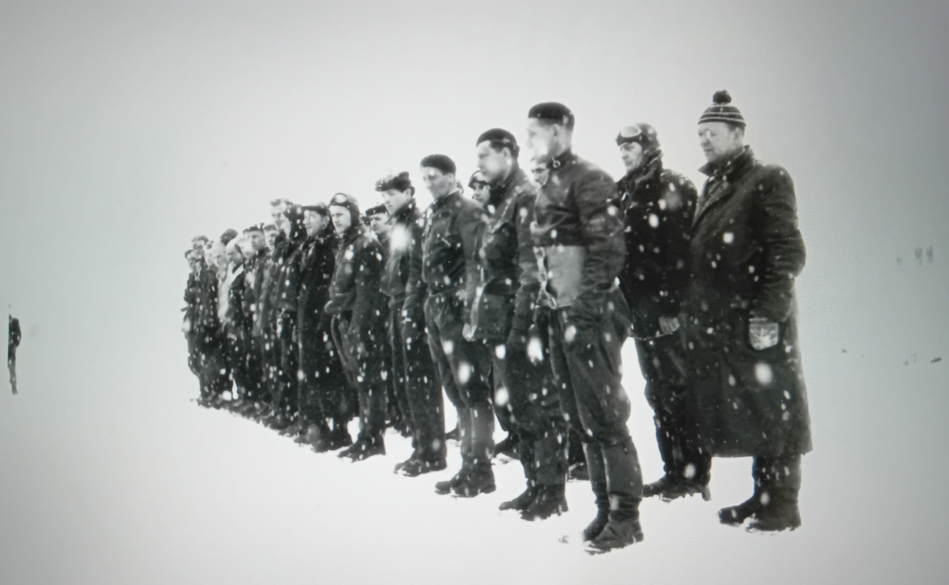 Závodníci - řidiči a jezdci na lyžích motoskjerinku 1955 ... v první řadě zprava , za třemi účastníky v rádiovkách ( čepice s " anténkami " ) , v placaté čepici tatínek majitele těchto historických fotografií ...