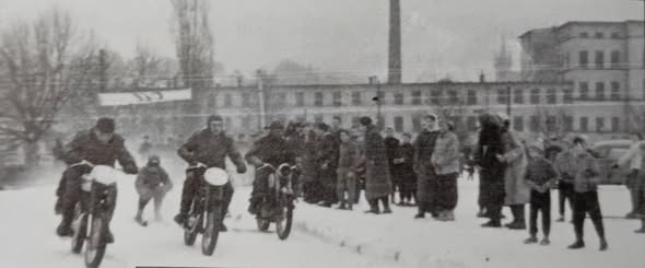 Start ... od mostu přes Olešku , kolem Hyblerovy vily pod svahy Treperky ... v pozadí budovy firmy Prokop , Bratři Steinové a v této době Tofa 01 ...