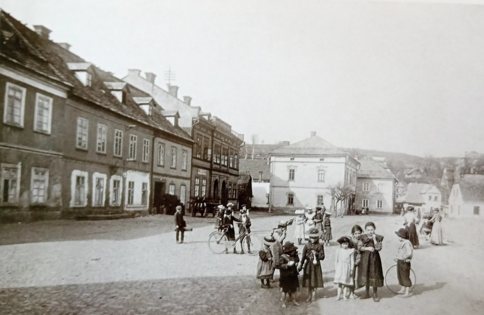 Původní domky vlevo předtím , než je Josef V. Hybler odkoupil ...