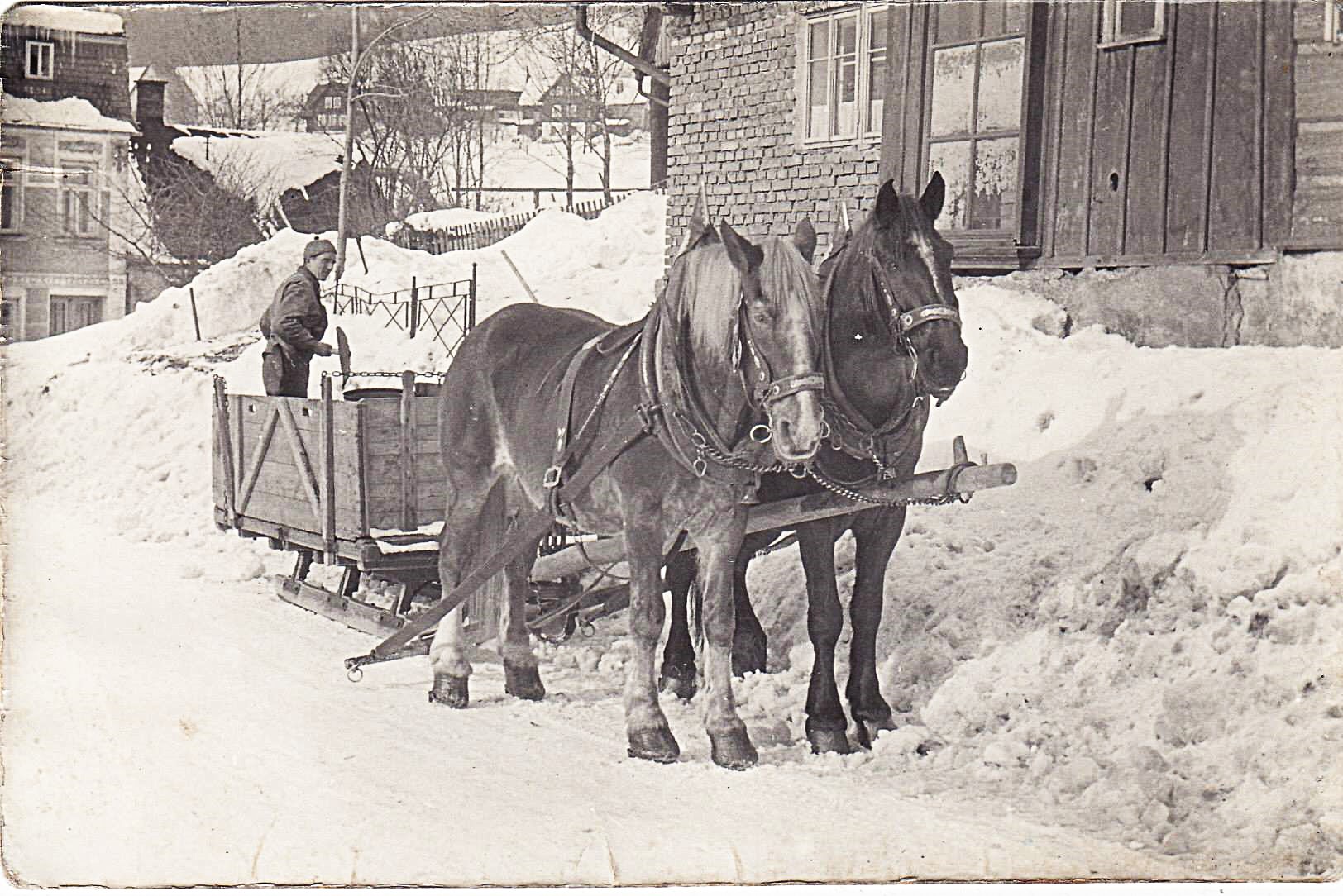 To bejvaly jiný zejmy, když se ještě uhlí rozváželo koňským povozem. Okolo roku 1955 