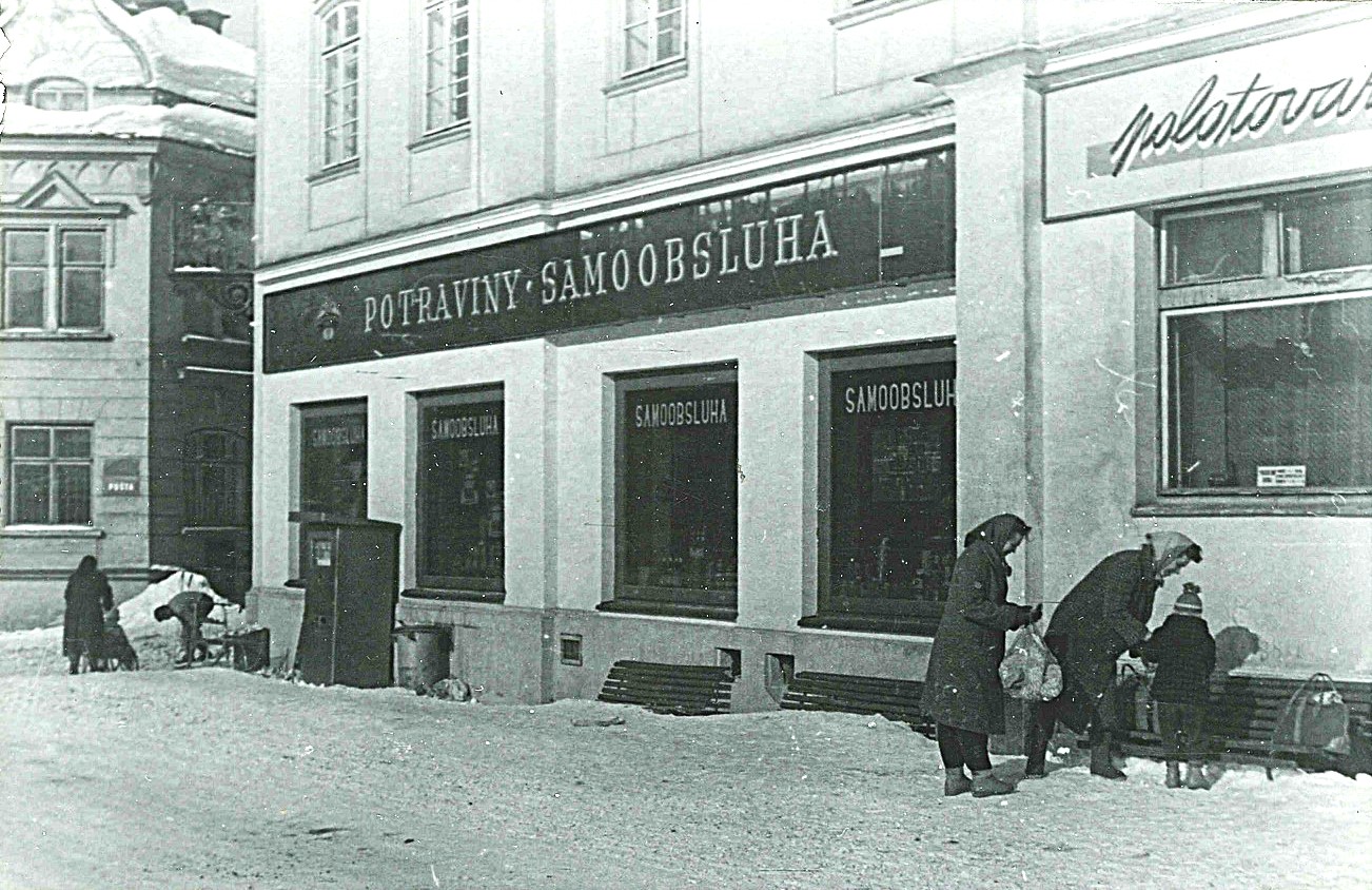 Na vánoce je nutné se řádně připravit a nakoupit. Hlavně čokoládové kolekce na stromeček, napéci cukroví, vánočky, sehnat kapra, atd. Samoobsluha v Hotelu Krakonoš na začátku 60.let