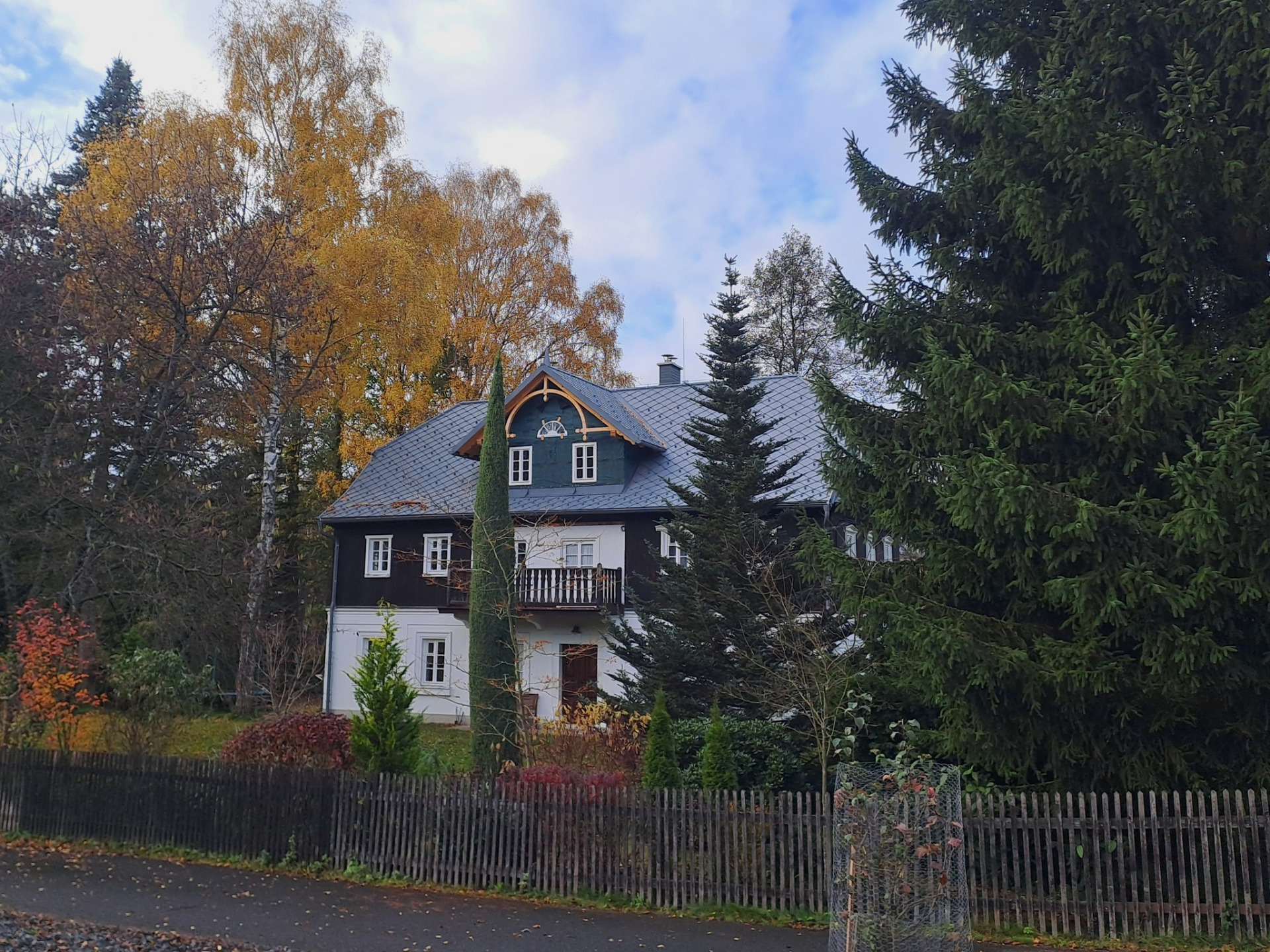 Pohled na Michlerův dům na podzim 2025. Objekt je po rekonstrukci a v dobrém stavu.