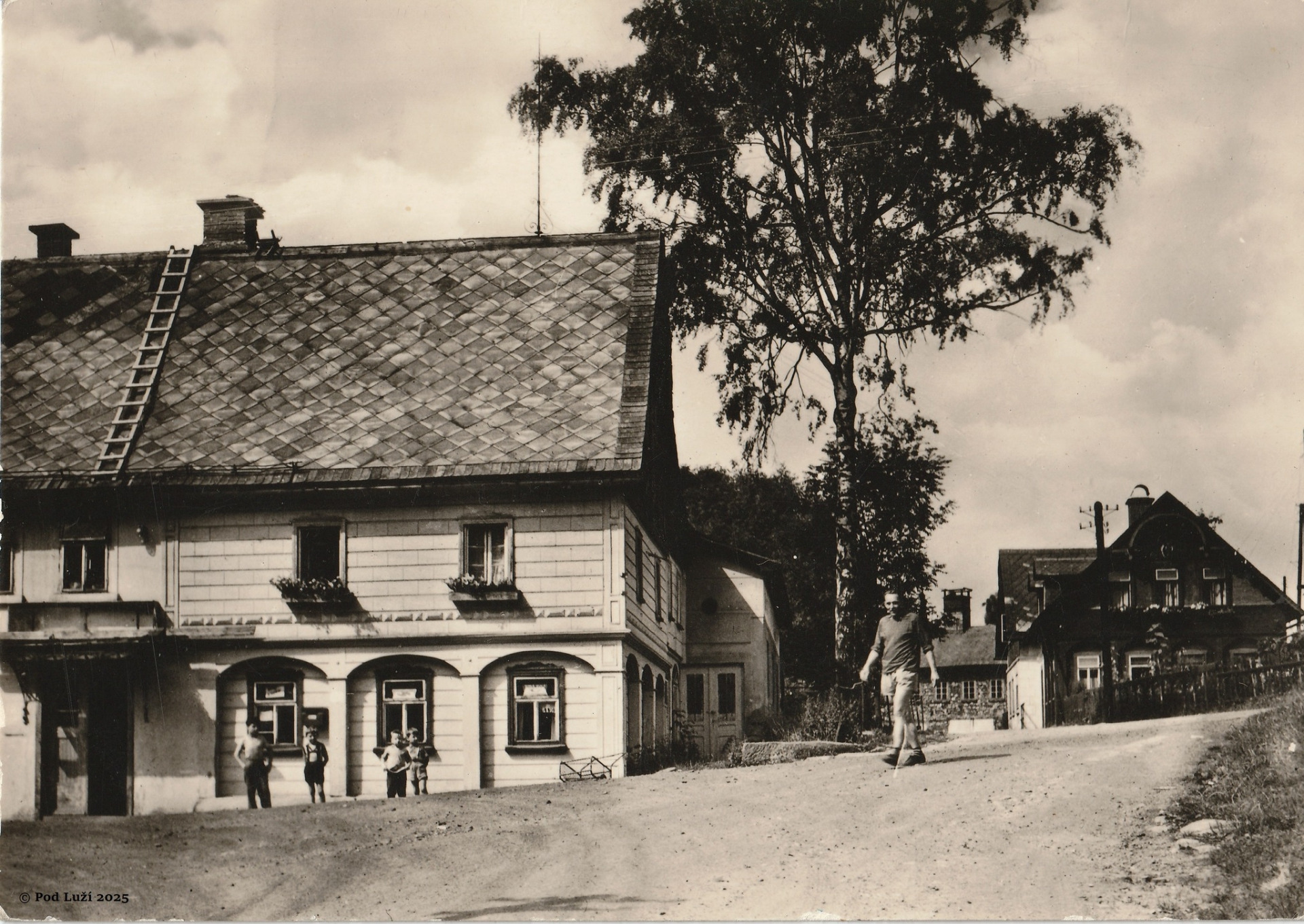 Pěkná žánrová pohlednice dnešní Staré hospody v Dolní Světlé, časově odhaduji na druhou polovinu padesátých let. Všimněte si, že silnice v té době ještě byla prašná. (autor příspěvku Pod Luží)