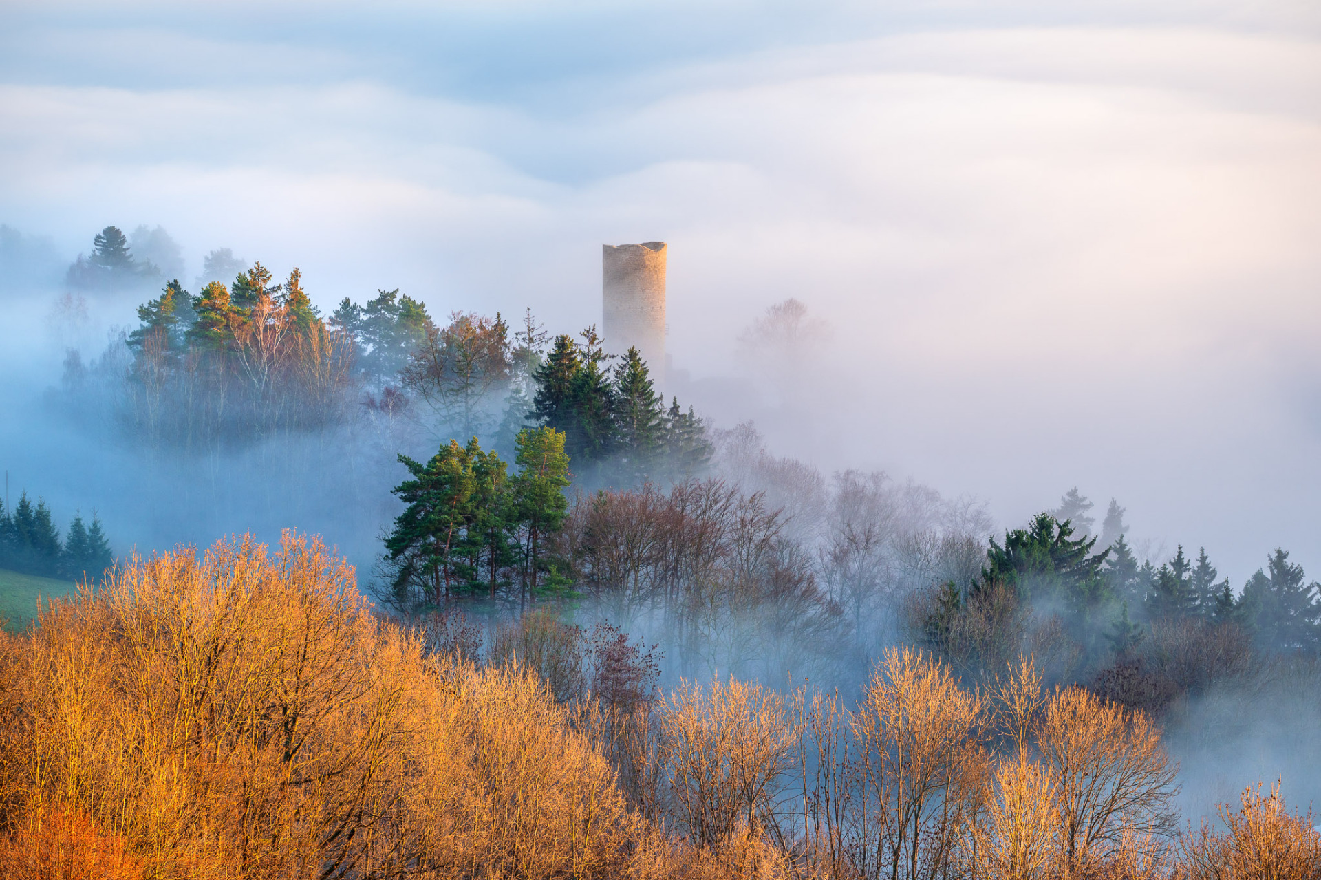 Frýdštejn... ...se pomalu potápí do inverze. Sledoval jsem Frýdštejn z nedaleké louky nad ním skoro hodinu a bylo to krásné představení. Mraky přicházely a odházely, stejně jako vlny na moři. A i tady platilo, že hladina inverze nebyla stabilní - byl to jako za přílivu, takže zatímco kolem 14:30 byl ještě vidět celý hrad, těsně před západem slunce byl Frýdštejn definitivně pohlcen. Mám i časosběrné video, snad se mi ho sem podaří brzo nahrát. (autor fotografie Krásné světlo)