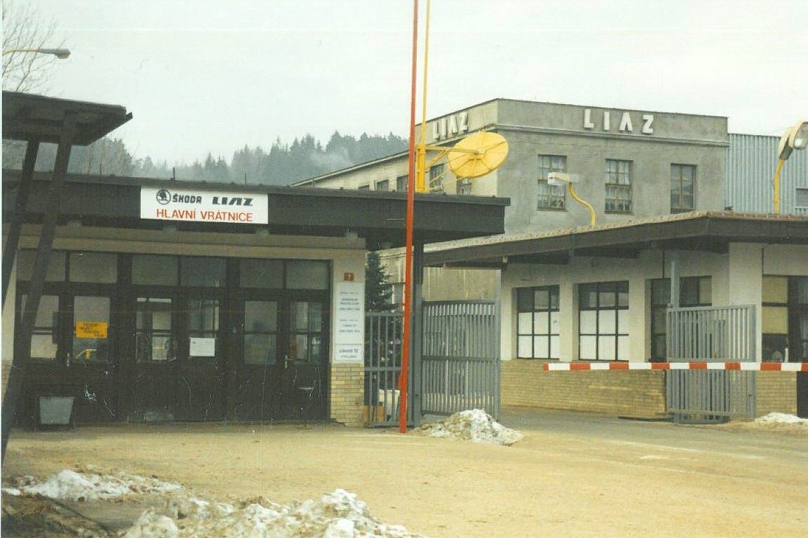 LIAZ Jablonec - před léty touto vrátnicí procházelo přes 2000 lidí denně🤔 (archiv Jaroslav Joklík)