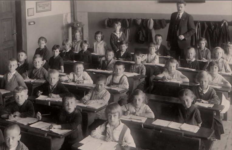 Vzhled třídy ve  školním roce 1929/1930, v pozadí učitel Bohumil Honsa