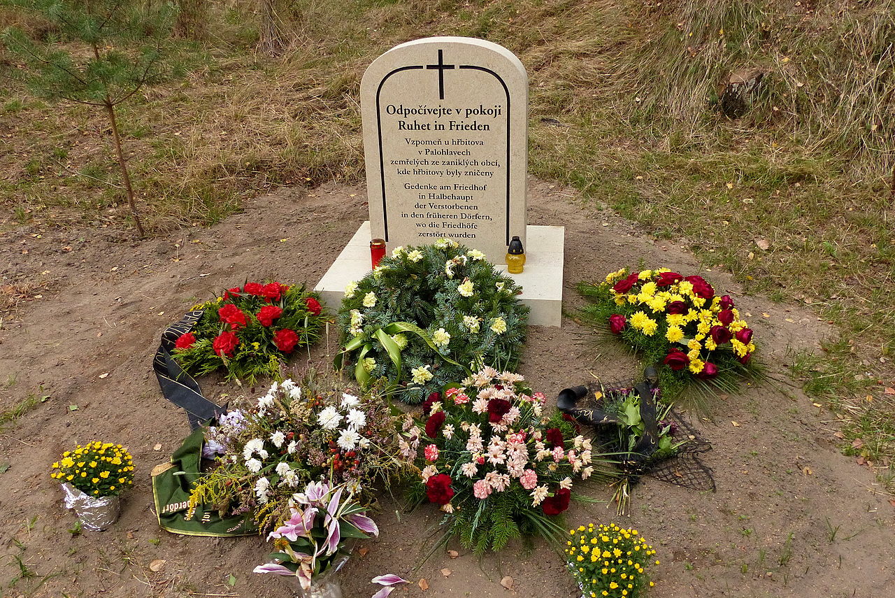 Pomník u hřbitova v Palohlavech