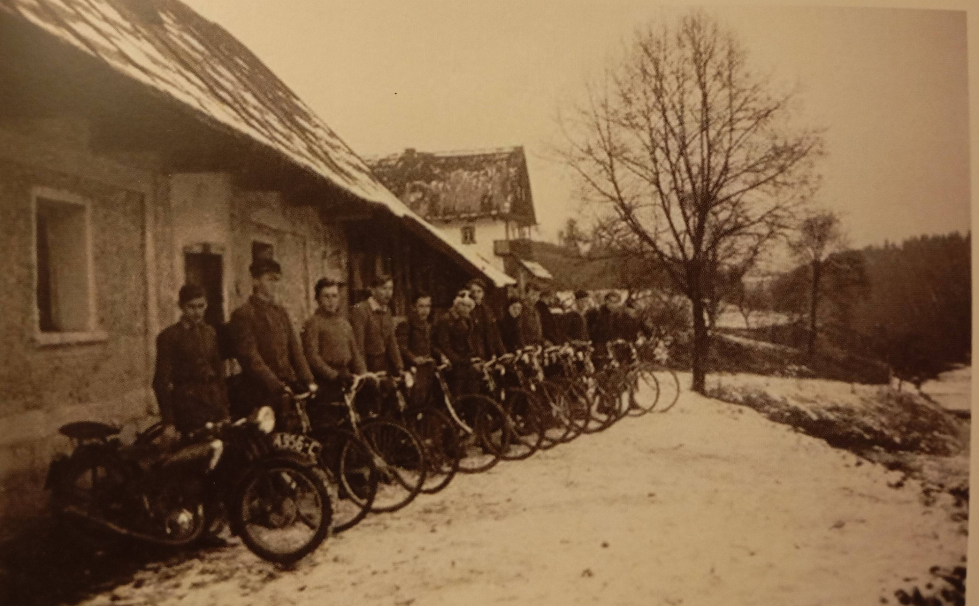 Křída ( Kridai) roku 1938, před spolkovým domem je skupina tělovýchovného spolku Jahn (archiv Zdeněk Kresáč)