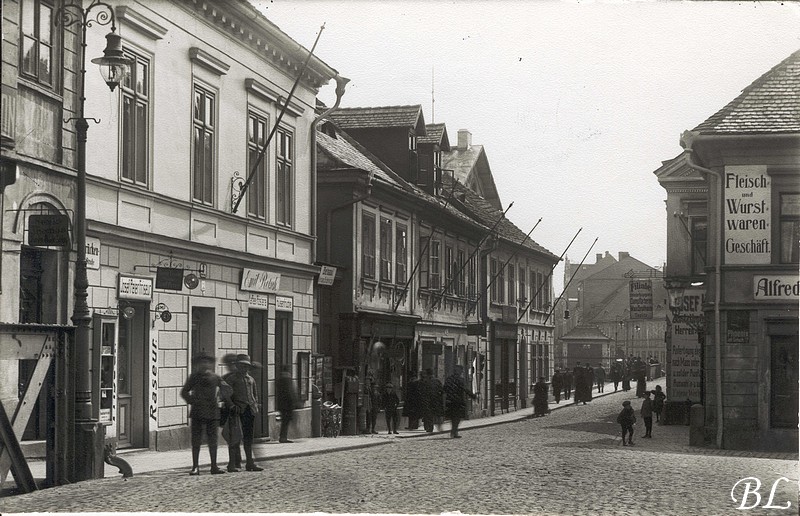 Česká Lípa dnes už neznámá, i když je to jen něco málo přes sto let. Tedy na počátku 20. století, tedy nějaké 3 až 4 generace zpět. Mostecká ulice, fotograf má v zádech kavárnu Union, v popředí most přes Ploučnici, v pozadí druhý, který v pozměněné podobě je na svém místě dosud. Domy v pravé části zmizely roku 1966 a domy dominující snímku byly zbořeny v lednu 1985, aby ustoupily obchodnímu domu Prior. Dnes je tedy na tomto místě OD Andy a Benešovo náměstí. Laskavý informovaný čtenář si udělá názor na proměny města ve 20 století jistě sám. (archiv Českolipské obrázky)