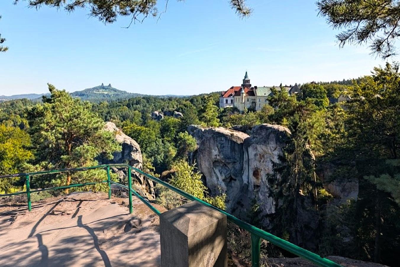 Trosky a Hrubá Skála z Mariánské vyhlídky- srpen 2025.