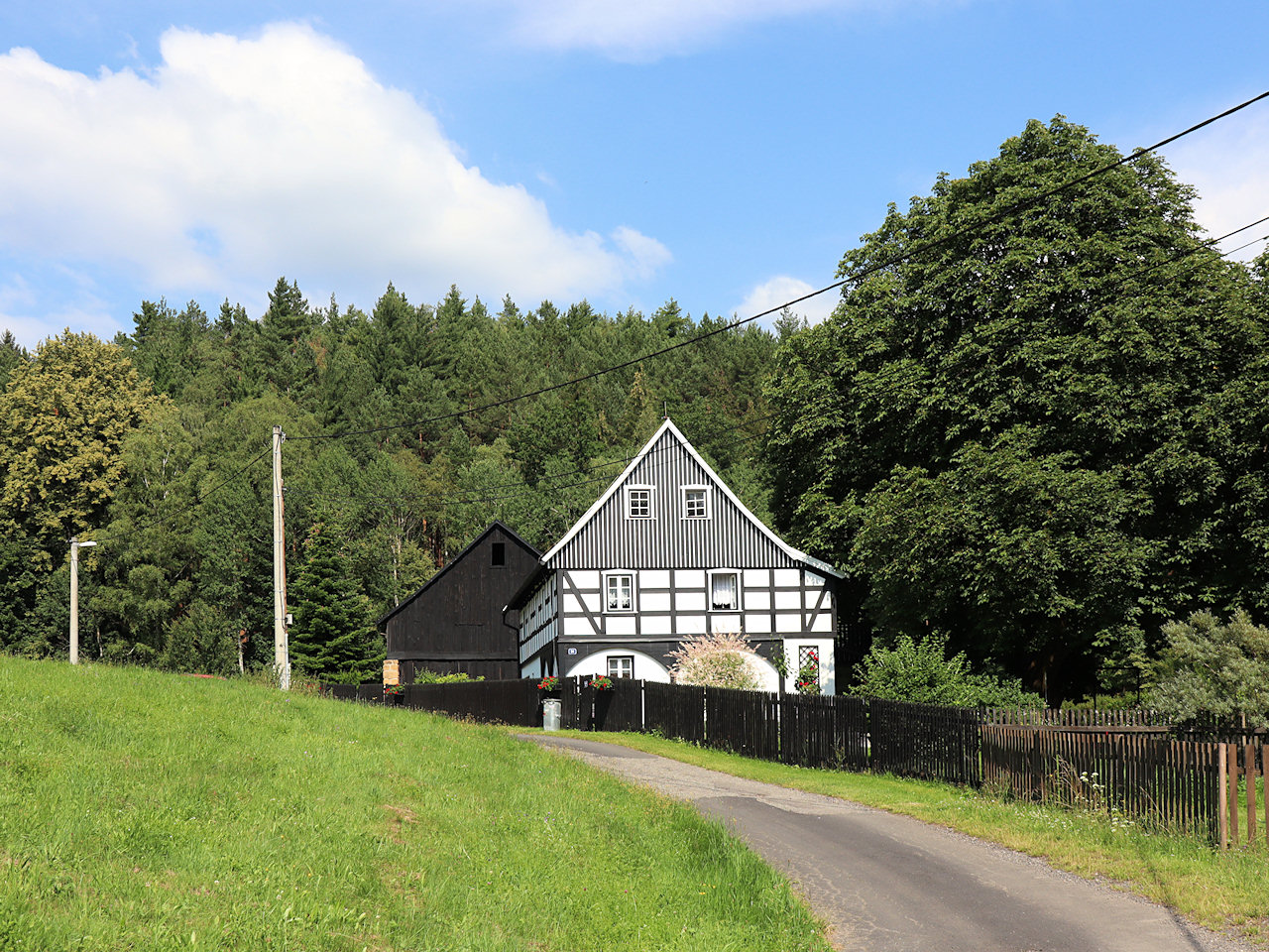 Lvová Pěkně opravený dům s hrázděným patrem v horní části Židovic. Foto: Jiří Kühn.