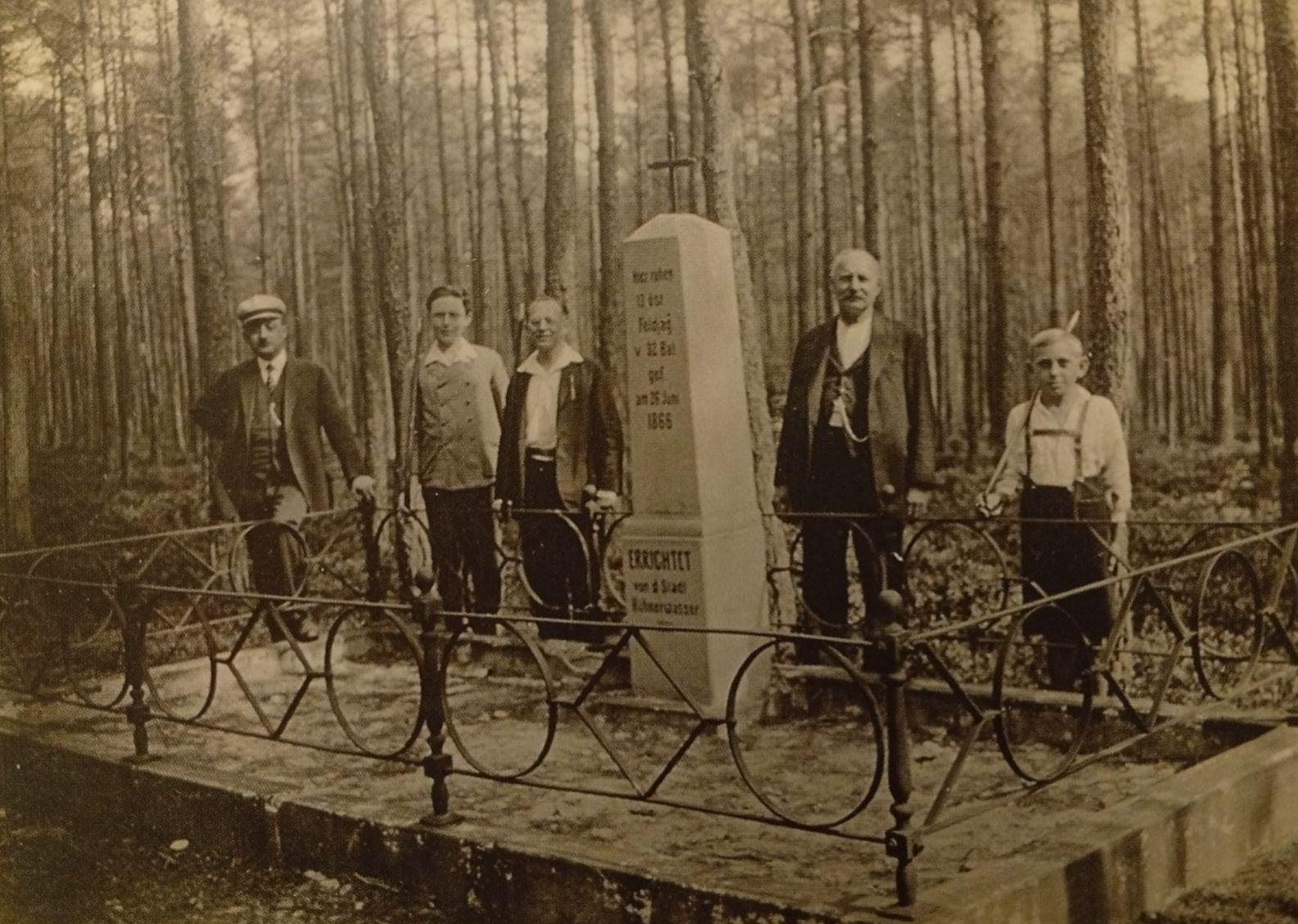 Kuřívody roku 1934, pomník 13. rakouských vojáků padlých v bitvě u Kuřivod dne 26.6. 1866 (archiv Zdeněk Kresáč)