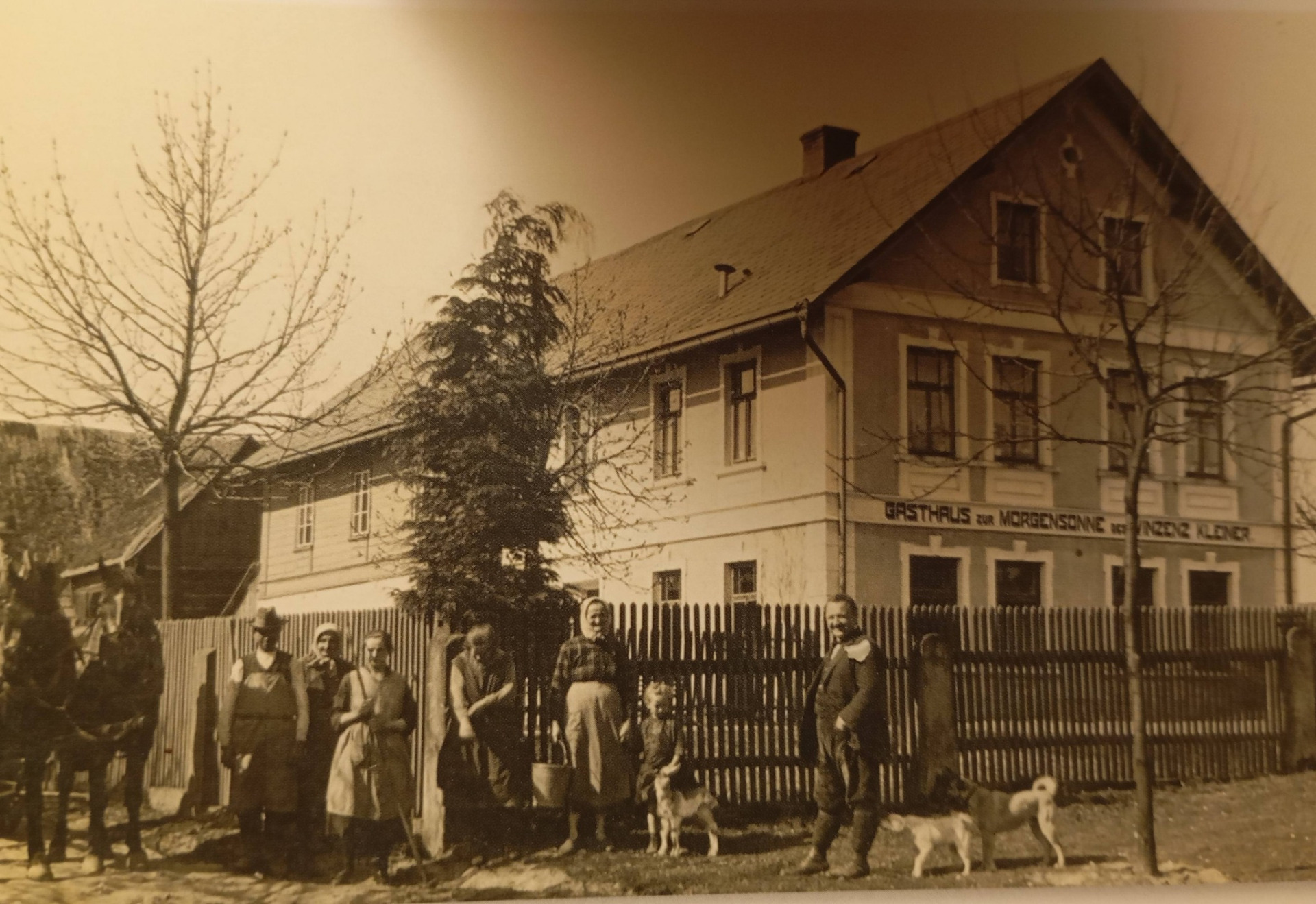 Židlov roku 1926, hostinec U ranního slunce, který vlastnil pan Vinzenz Kleiner  (autor příspěvku Zdeněk Kresáč)