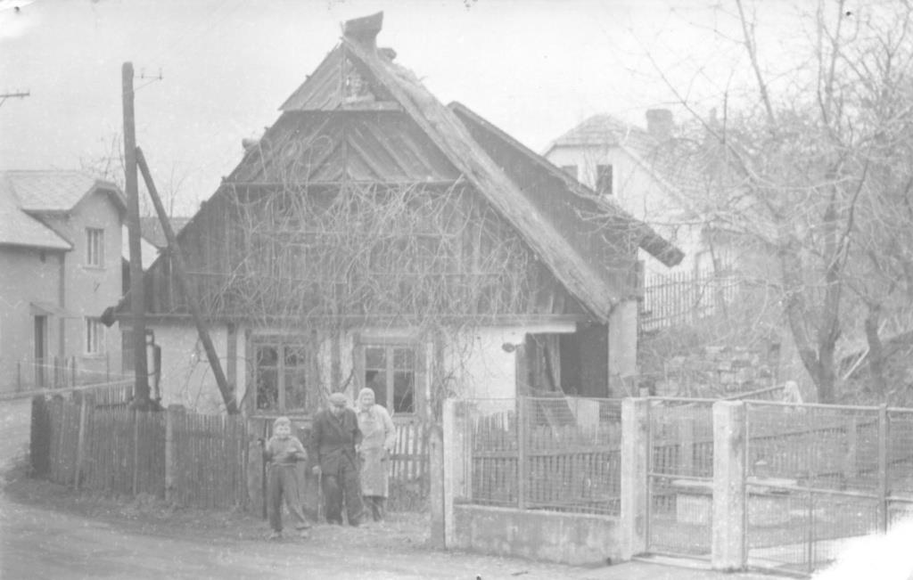 Byl to dům mé prababičky, nyní je tam autobusová zastávka Všeň Malá Strana. Pozná někdo, kde stála tato chaloupka na Všeni? Zbořena byla v rocě 1965. Mohli byste to poznat podle těch dalších dvou domů. Toho prcka si nevšímejte, to jsem já - Vlastislav Šnajdr