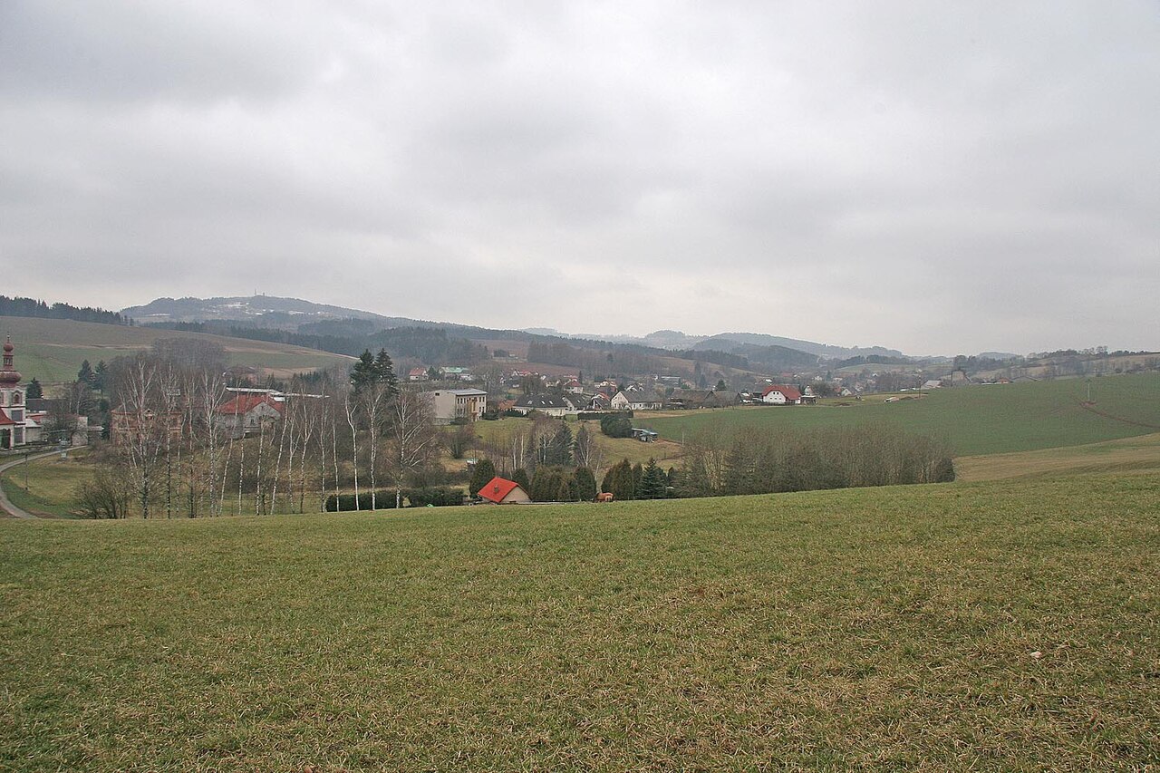 Pohled na Novou Ves nad Popelkou z kopce nad hřbitovem, v pozadí Tábor