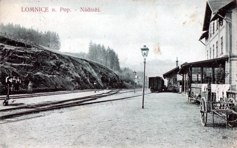 Stanice v Lomnici nad Popelkou na dobové pohlednici Autor: fotohistorie.cz