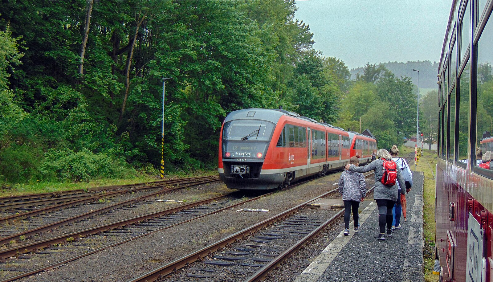 V roce 2020 se ve stanici Lomnice nad Popelkou potkávalo Desiro společnosti Arriva s M152.0604 turnovského Kolej-klubu Autor: Jakub Vrána, iDNES.cz