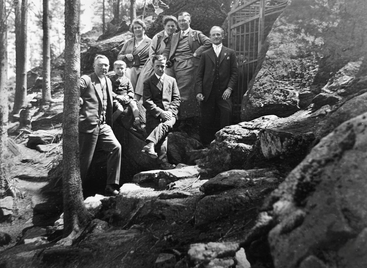 Výletníci u Ledové jeskyně - 30.léta 20.stol. archiv: Lukáš Vaník