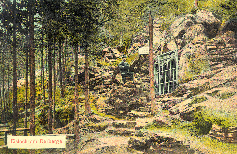 Ledová jeskyně u Naděje Na této pohlednici vidíme vchod do Ledové jeskyně na svahu Suchého vrchu. Pohlednice ze sbírky Jiřího Rosola.