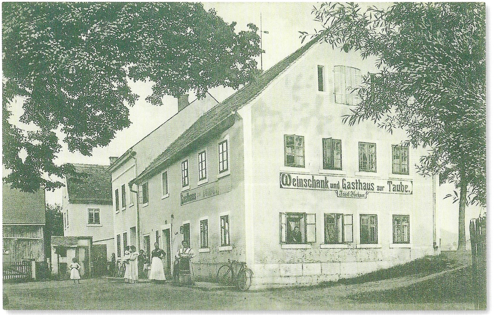 LOUČNÁ   vinný šenk a hostinec Holub (dnes již nestojí)   byl proslulý zvláště svými veselými děvčaty 1908