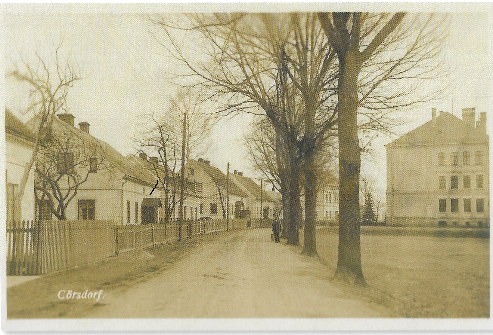 LOUČNÁ střed obce, vpravo nová budova obecné školy 1932