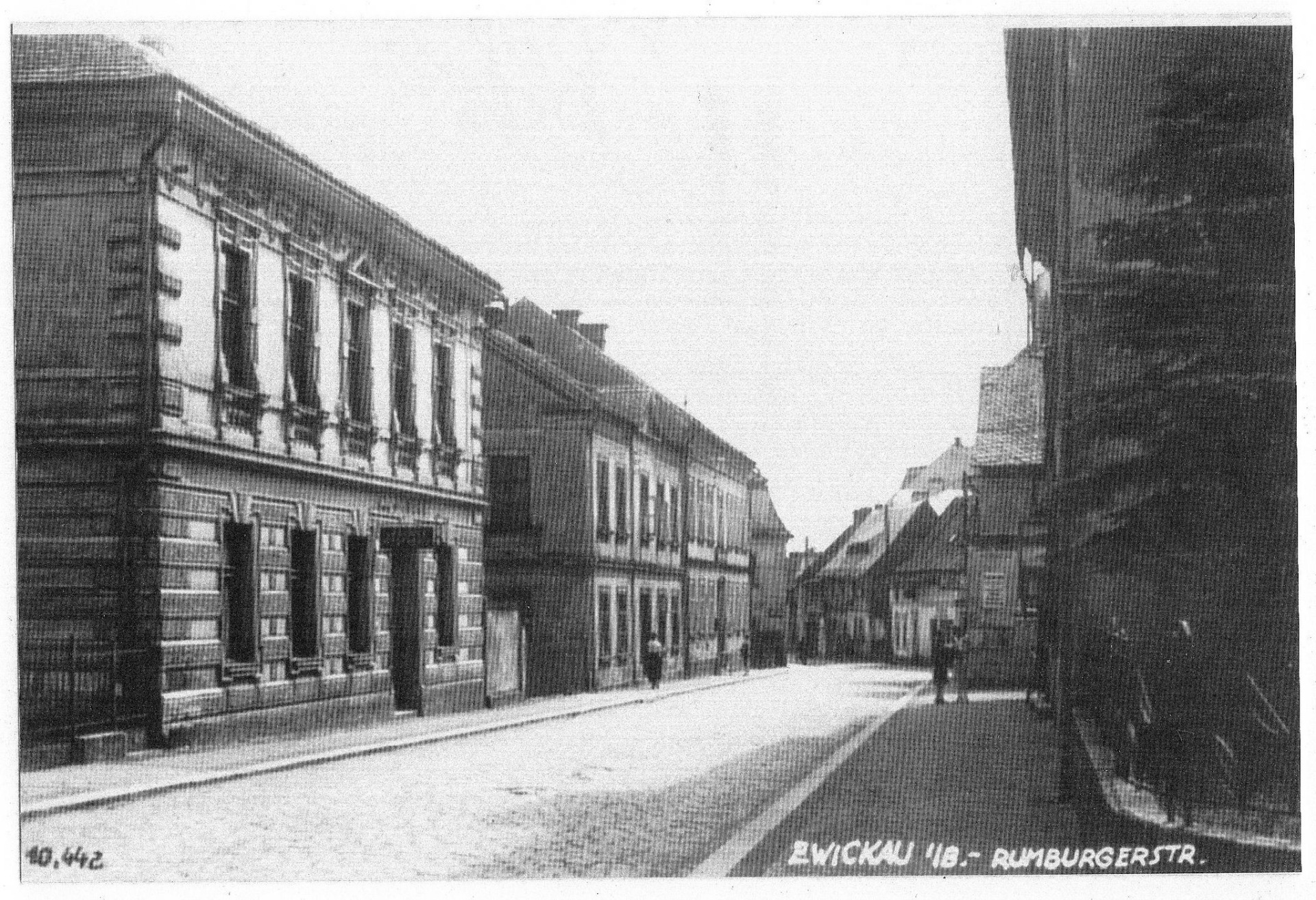 Dům vlevo byla kdysi lékárna "U Zlatého hada", do které byl vchod přímo z Komenského ulice. Jedná se o dům č.p. 329, snímek pochází z doby kdy zde léky a mastičky vydával pan Franz Ditie (archiv Jaroslav Freier)