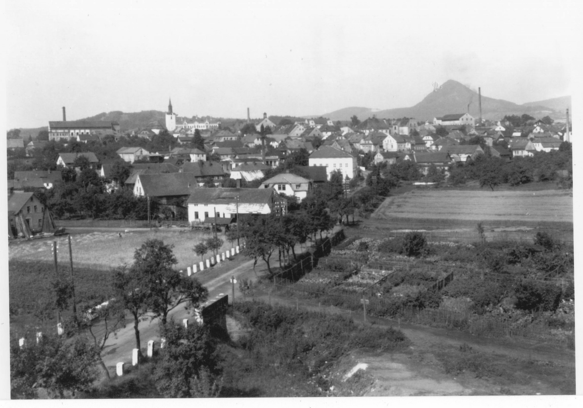 Tato fotografie byla pořízena zřejmě z vyvýšeného místa v pivovaru a je na ní zachycena Pivovarská ulice směrem do města. Uprostřed je možné vidět už neexistující kovárnu, v pravé části ještě nestojí dům č.p. 523, v dolní části je dnes autobazar - za povšimnutí stojí i tehdejší mostek v těchto místech (archiv Jaroslav Freier)