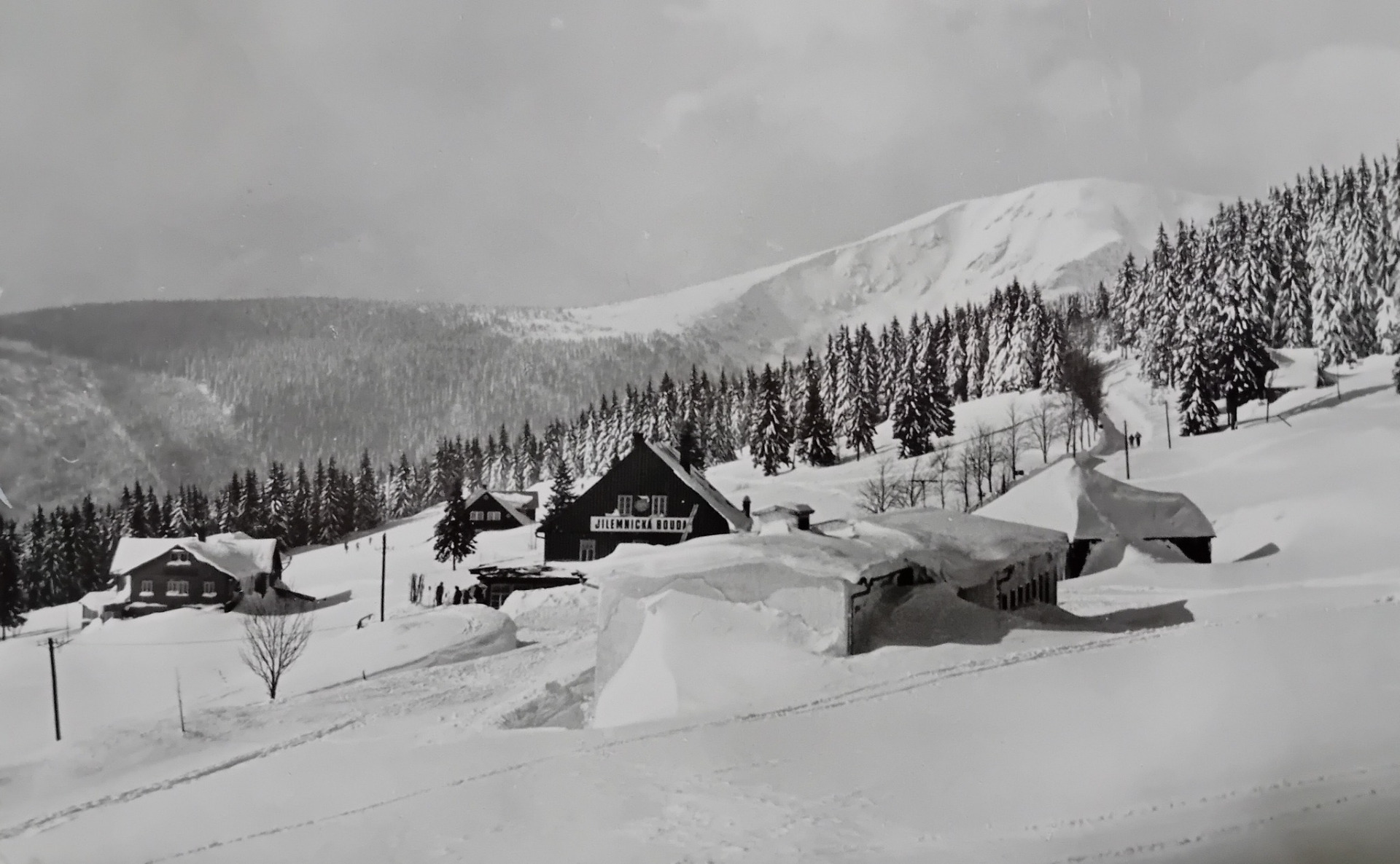Jilemnická bouda na Horních Mísečkách , i ji v její historii párkrát poškodil oheň , mnohokrát změnila velikost a podobu ... i těch sněhů a vánic bývalo mnoho víc , o mrazech nemluvě ... z roku 1966 ...