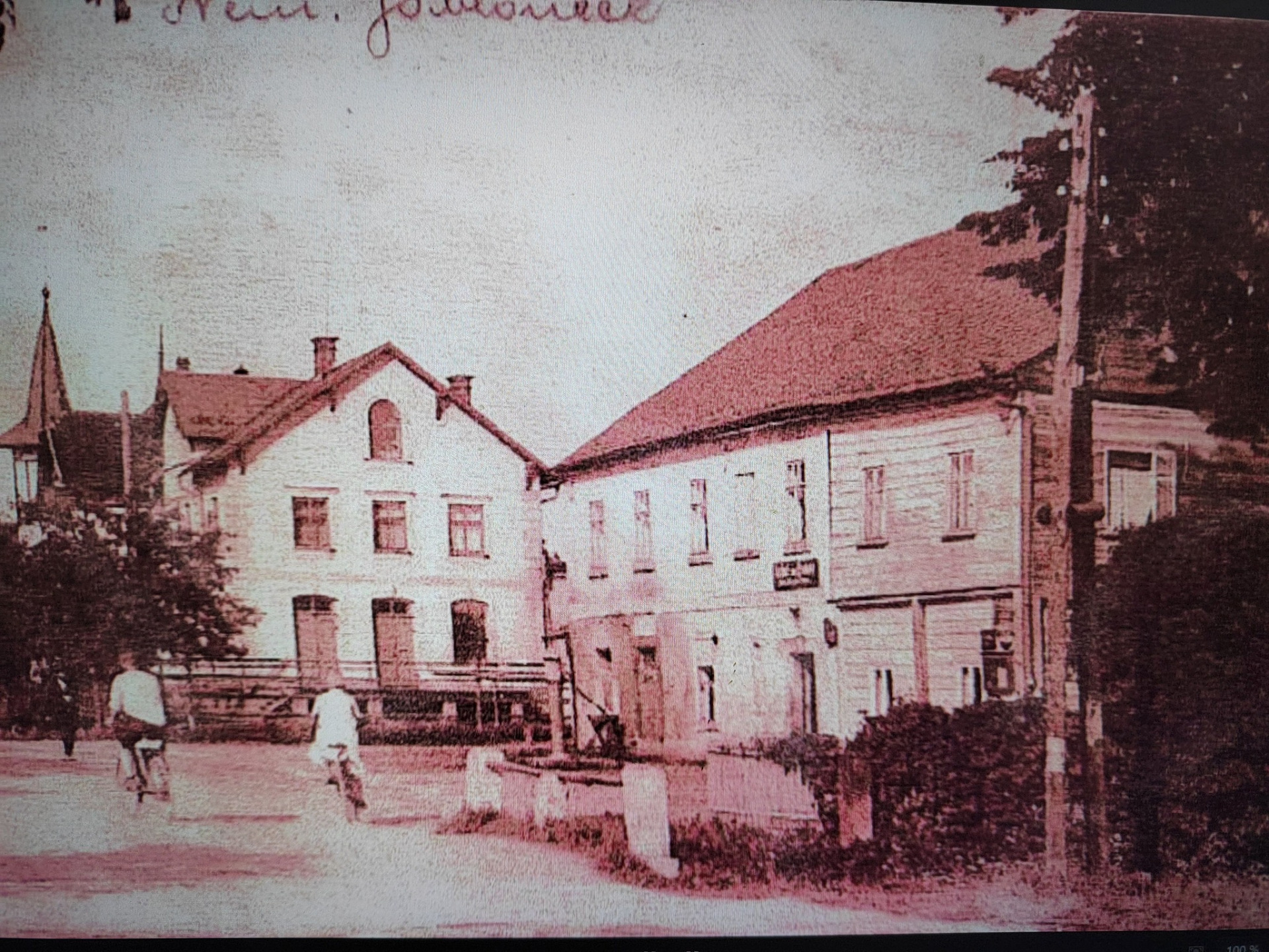 U Kronajzlu, za domem byl veliký výběh pro koně, majitel byl vyhlášený koňský handlíř. Hospoda byla útulna, táta tam chodil hrát na harmoniku,. (archiv Ladislav Psigoda, komentář Jiří Štěpán)