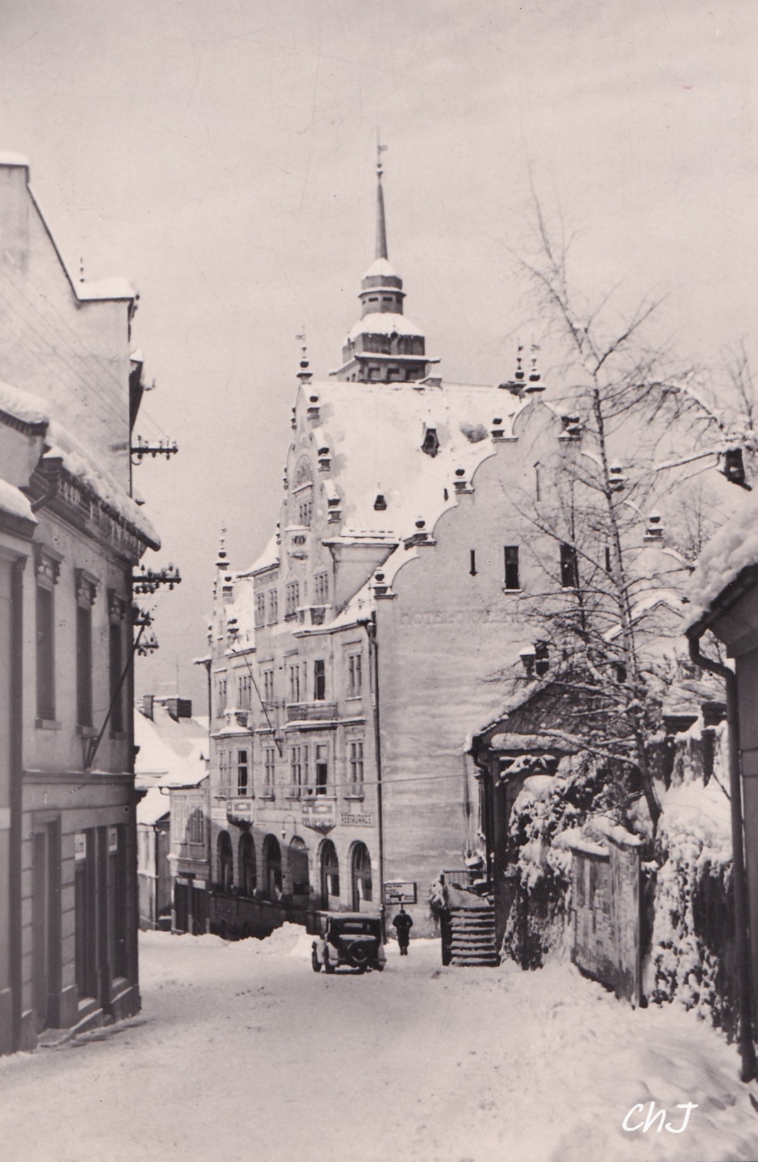 Malá vzpomínka na zasněženou Husovu ulici v Semilech ... ještě poklidná , bez velkého provozu ... dům po pravé straně , s předložním schodištěm , kdysi Čmuchálkův hostinec , dnešní Patočkovi ... stejné předložní schodiště stálo v této ulici i o něco výše , tam , kde je dnes obchod Elektro ... bývalo tam Samkovo cukrářství ... z dnešního pohledu už zmizelá nostalgie starých Semil ... 🌨️🦌⏳ ( Fotografie ze sbírky Jiřího Chluma ) (autor příspěvku Bohumil Přikryl)