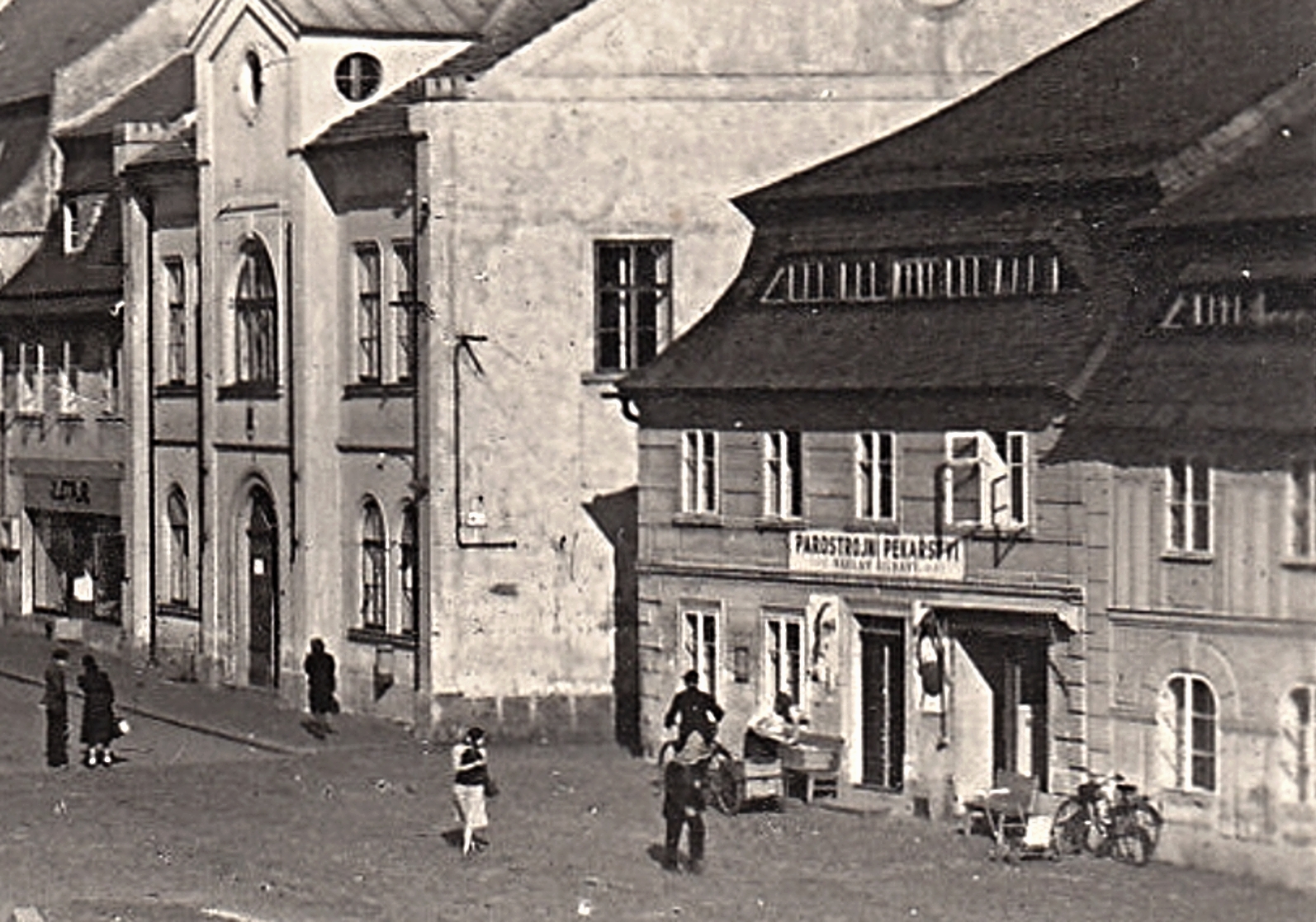 Kdo pamatuje "PAROSTROJNÍ PEKAŘSTVÍ"? (archiv Petr Pazdera) Jaromír Závůrka: U Šilhavých. Z boku (v uličce) bylo okénko a tam jsme každý den, když jsme šli do školy, kupovali za 30 haléřů dobré křupavé rohlíky.