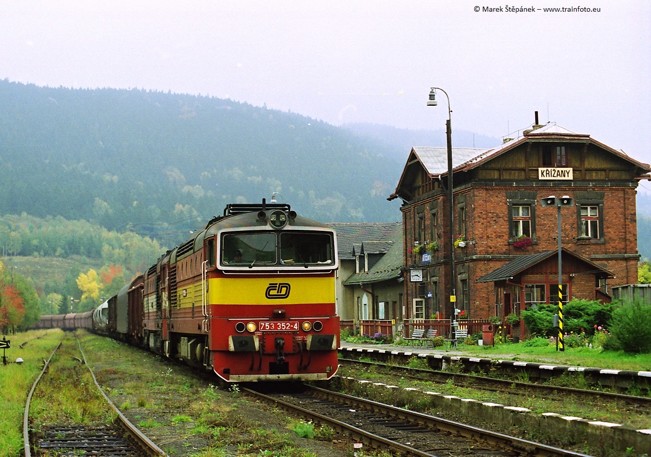 Ve stanici Křižany právě zastavilo dvojče libereckých "brejlovců" 753.352-4 a 753.351-2 v čele nákladního vlaku Pn 66610 (Liberec - Děčín-východ). 4. října 2000 © Marek Štěpánek photo