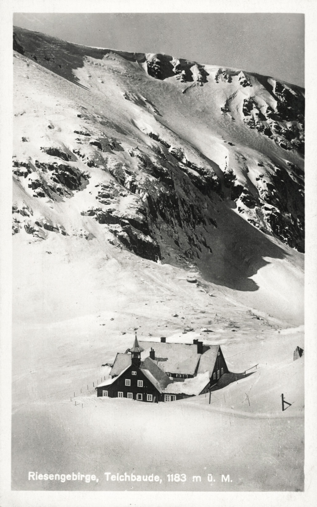 Kleine Teichbaude, Riesengebirge, 1931. Bouda u Malého rybníka, Samotnia, patří k nejstarším krkonošským boudám, byla založena již v roce 1670. (archiv Eva Malíková)