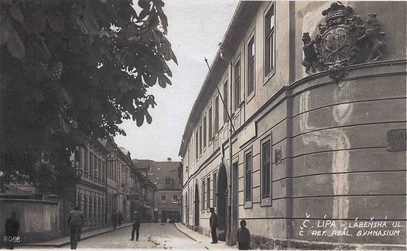 Budova, která v současnosti dostává zbrusu nový kabát a jistě bude ozdobou centra města. V roce 1928 to bylo v Lázeňské ulici a budova byla Českým reformním reálným gymnáziem. A ten šlinc zřejmě po zavedení elektřiny už snad taky vidět nebude 🙂 Jen ta levá strana ulice už nikdy nebude co bývala... (autor příspěvku Českolipské obrázky)