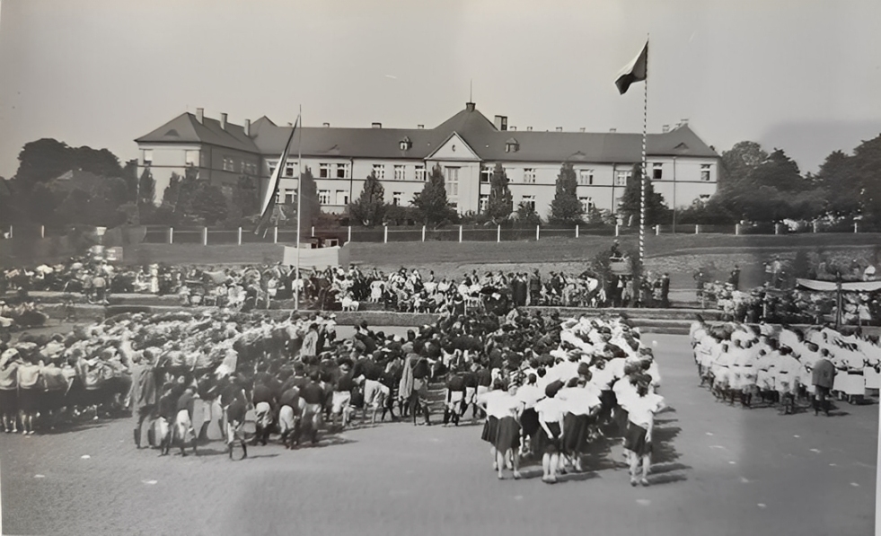 Pohled od ZŠ T. G. Masaryka na dnešní Středisko Sociální Péče  Sokol (zdroj: Aukro)