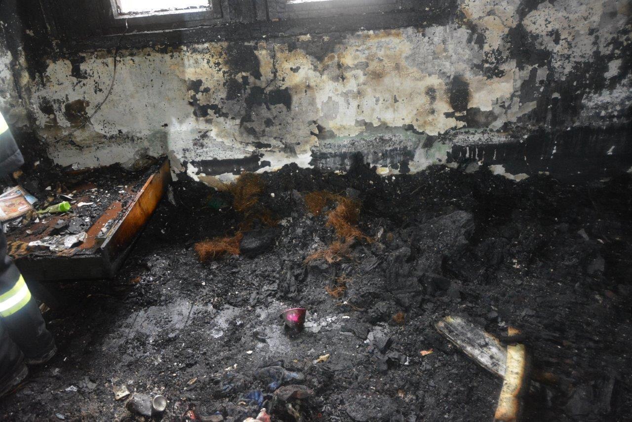 Požár zachvátil historickou roubenku v obci Střehom, ve které se natáčela pohádka S čerty nejsou žerty. (24. března 2018)  Autor: HZS SK