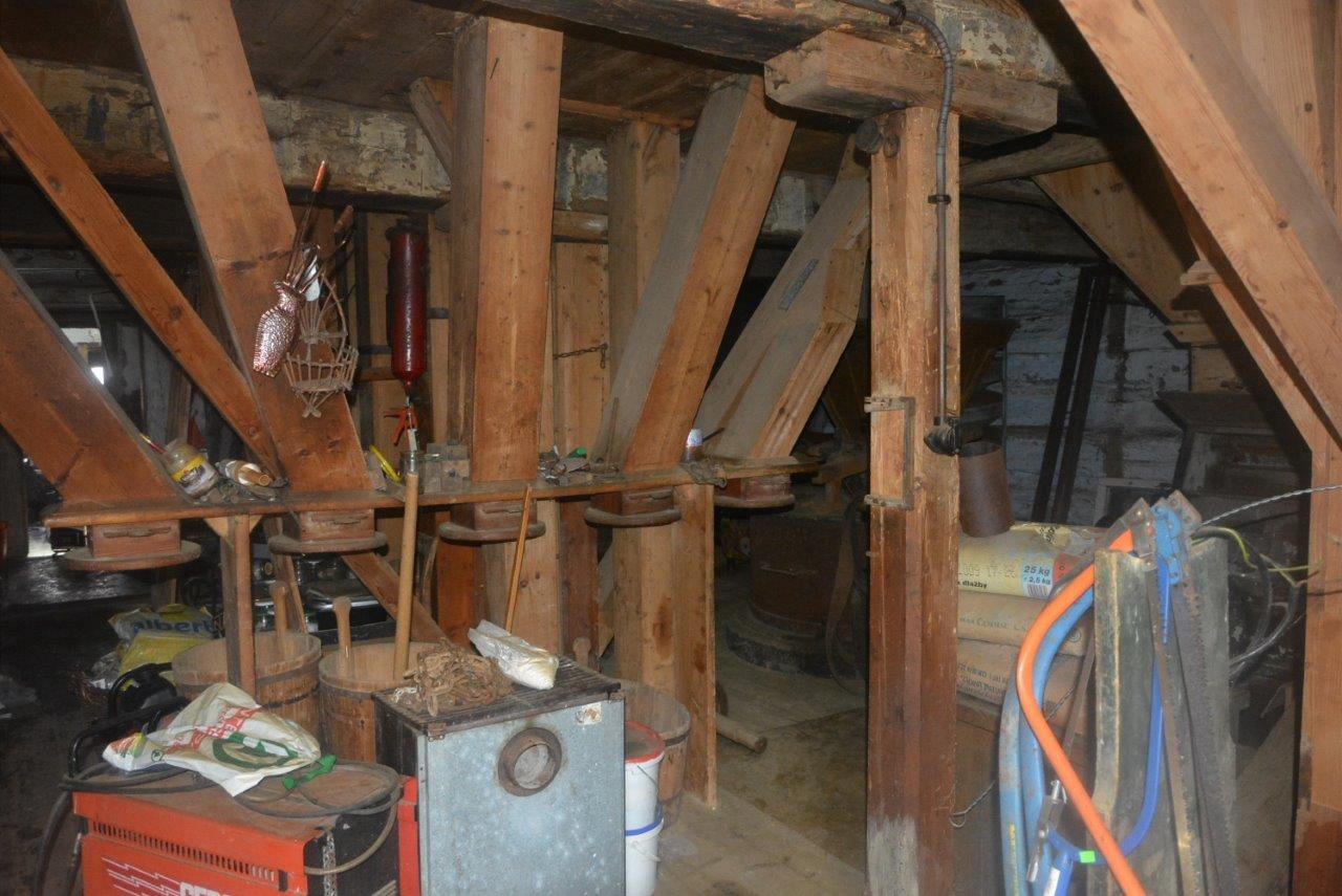 Požár zachvátil historickou roubenku v obci Střehom, ve které se natáčela pohádka S čerty nejsou žerty. (24. března 2018)  Autor: HZS SK