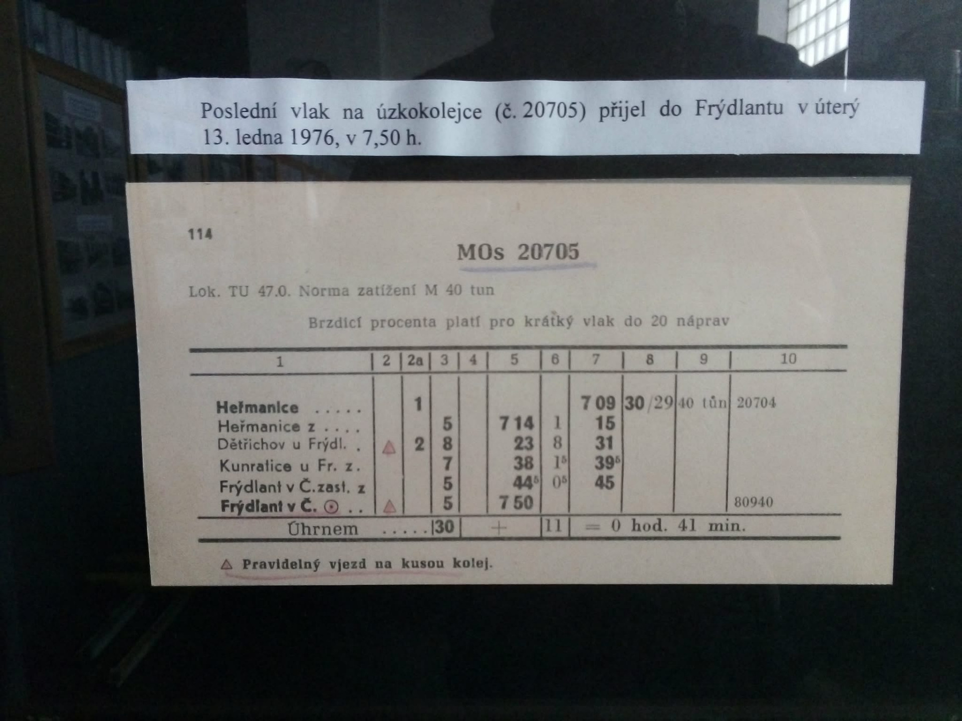 Fotka s jízdním řádem vlaku 20705 pro strojvůdce (Foto: Štěpán Rejha)