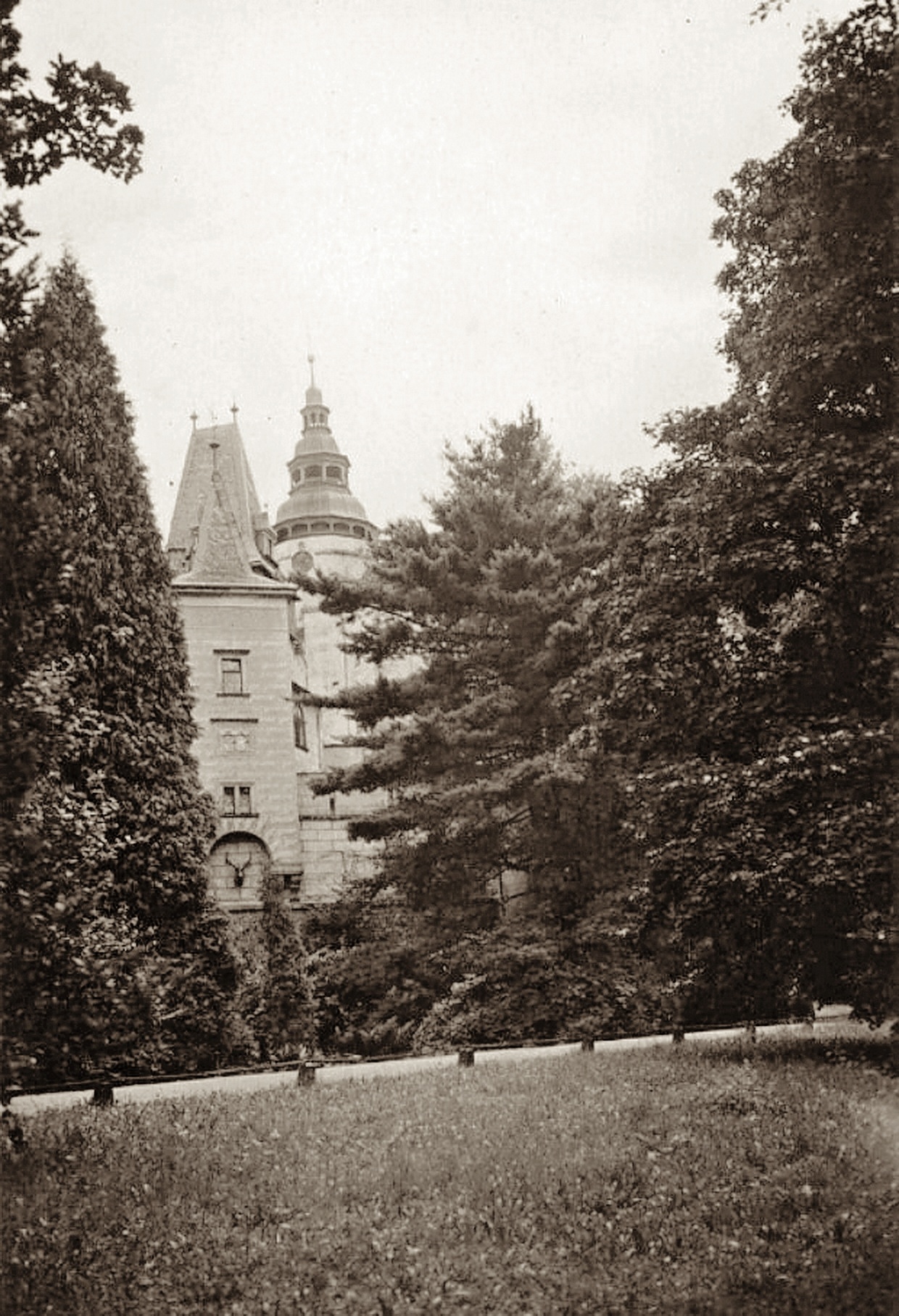 Frýdlant v Čechách - pohled ze sadu na část zámku-1934 (archiv J.Peterka)