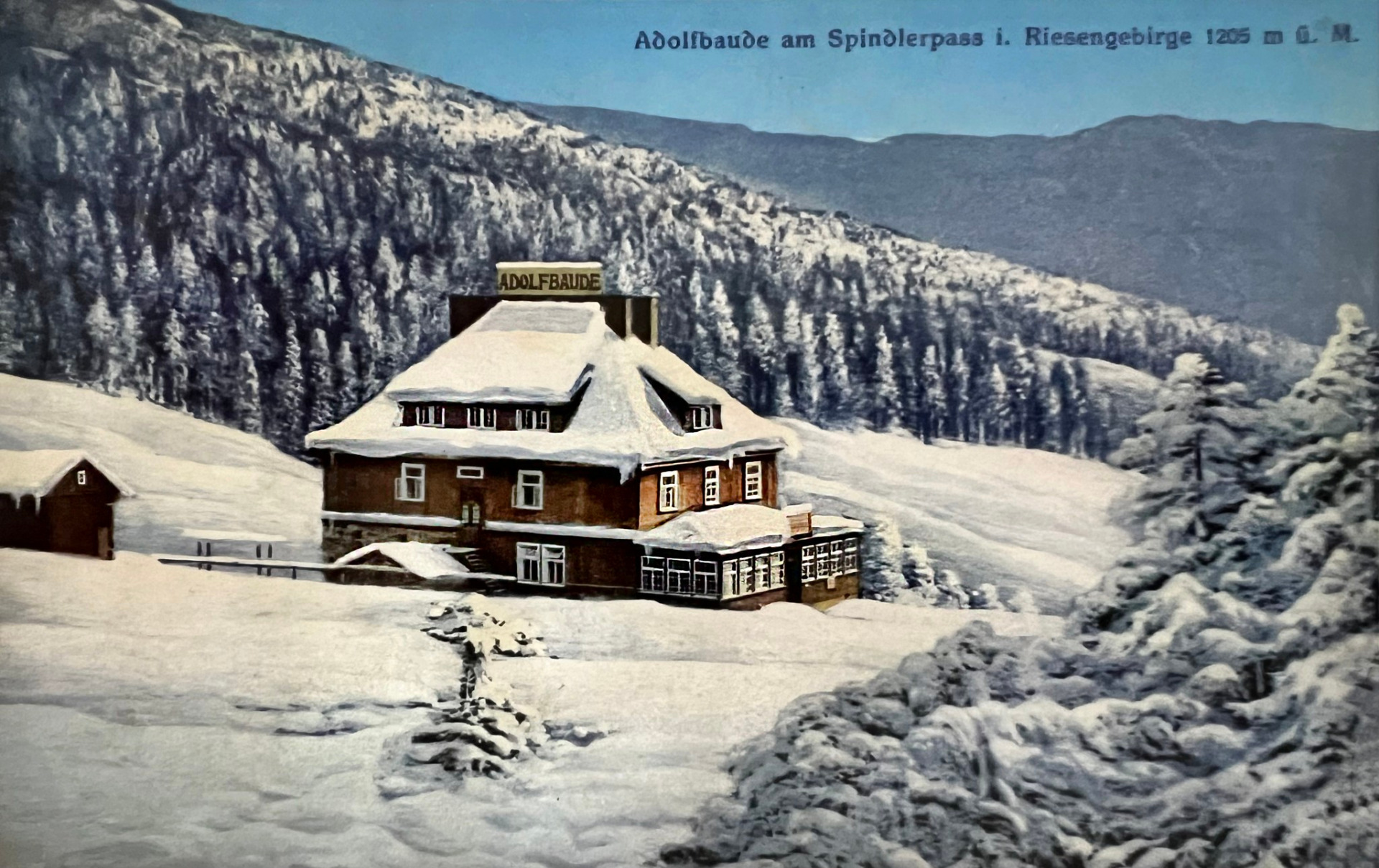Adolfbaude am Spindlerpass, Riesengebirge. Adolfova bouda, Krkonoše, postavena v roce 1911 pod Malým Šišákem nad Špindlerovým Mlýnem, v roce 1936 vyhořela. Dnes penzion Malý Šišák. (archiv Eva Malíková)