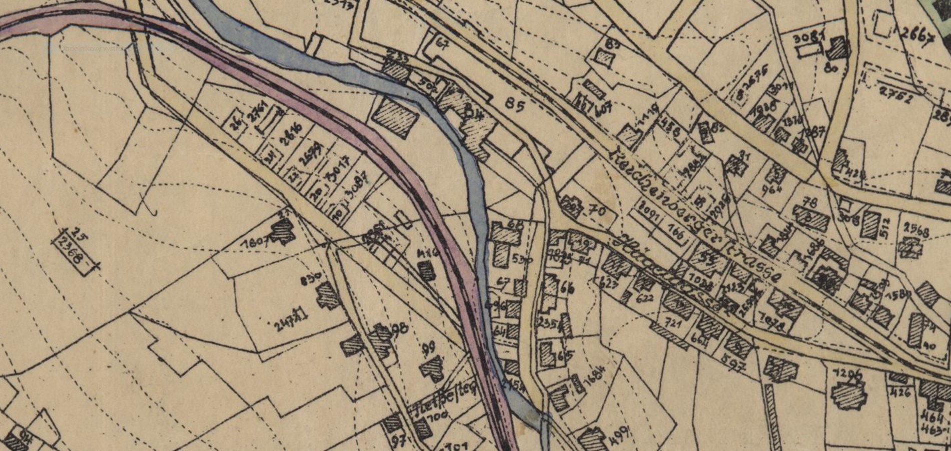 František Křůmal Ke snímku přidávám výstřižek z dobového plánu Jablonce nad Nisou. Dole uprostřed je zachycen jez na Nise a odbočující vodní náhon, kterým byla přiváděna voda k zobrazeným továrním budovám uprostřed snímku. Domy nad jezem č.p. 2154, č.p. 64 a č.p. 696 dosud stojí.